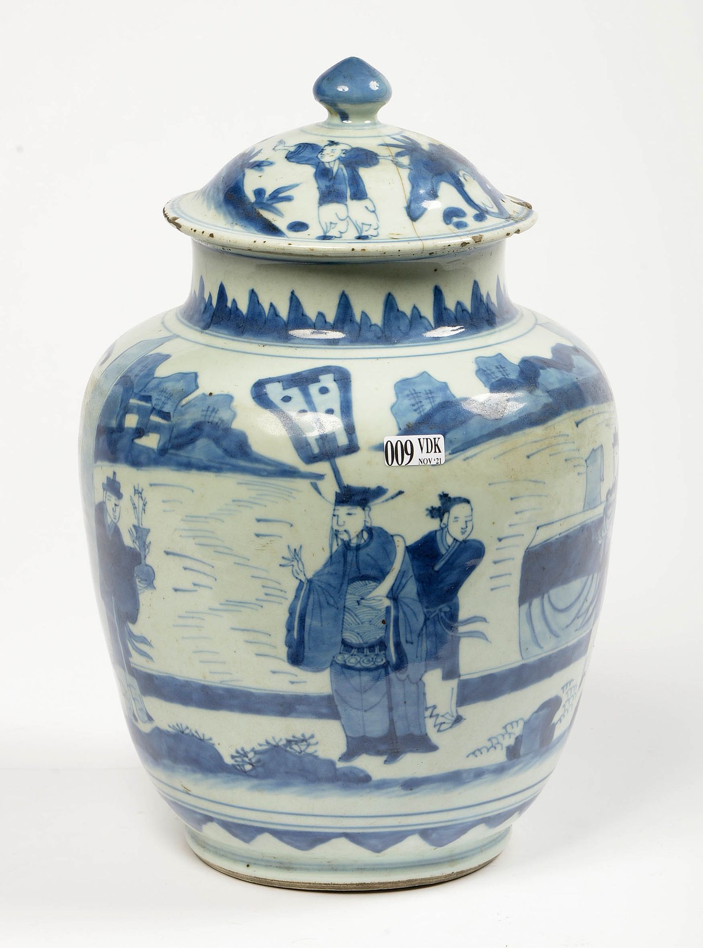 Null 中国青花瓷花瓶，装饰有 "动画山水 "和 "儿童"。 年代：17世纪。期间：过渡期。(*和**为盖子)。高：+/-35.5厘米。