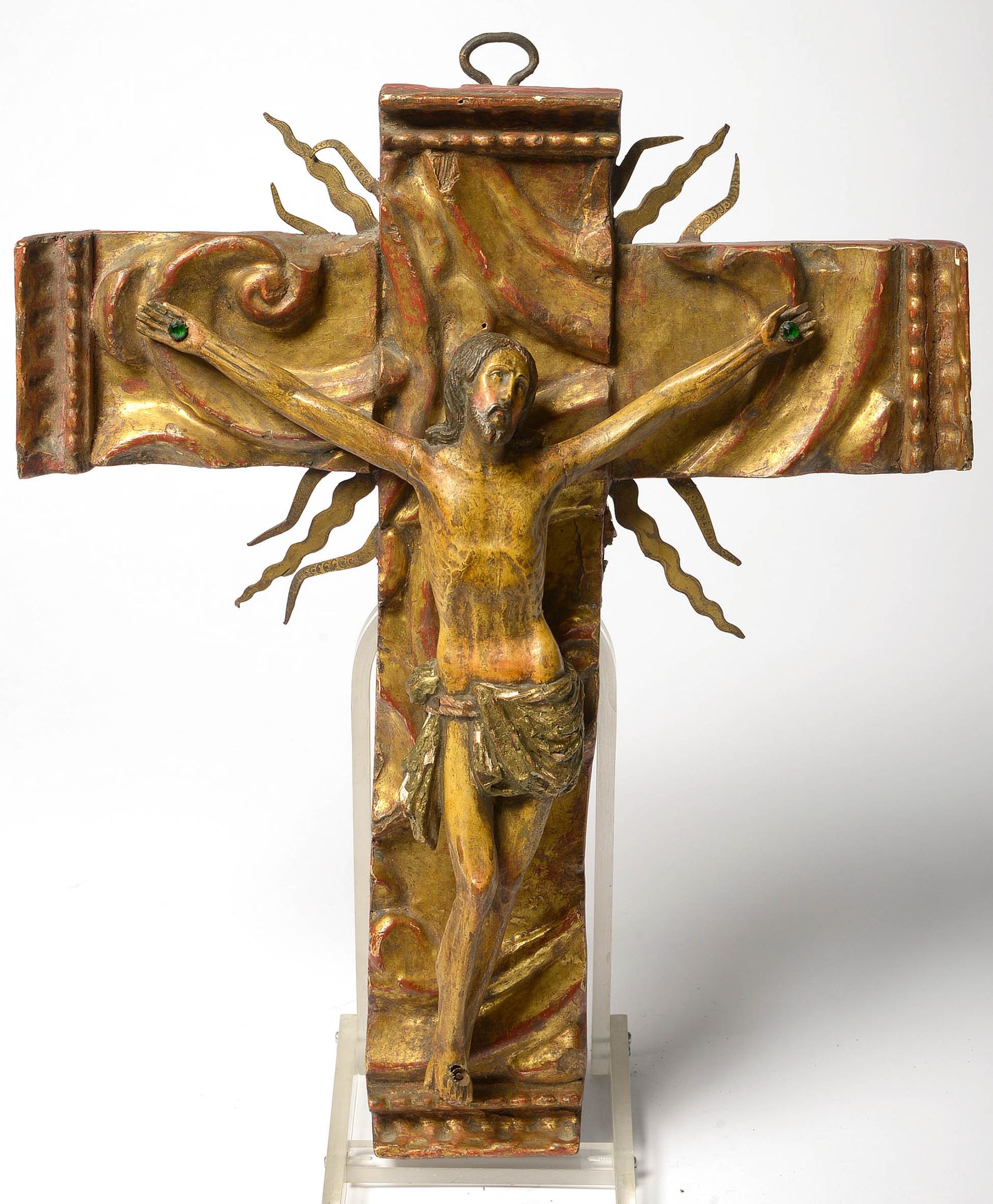 Null 雕刻和多色木制的 "十字架上的基督"，装饰有镀金的铜射线。南美的学校。时期：1600年左右。(小缺口，一个石头和一条射线丢失)。长：+/-43.3厘米&hellip;