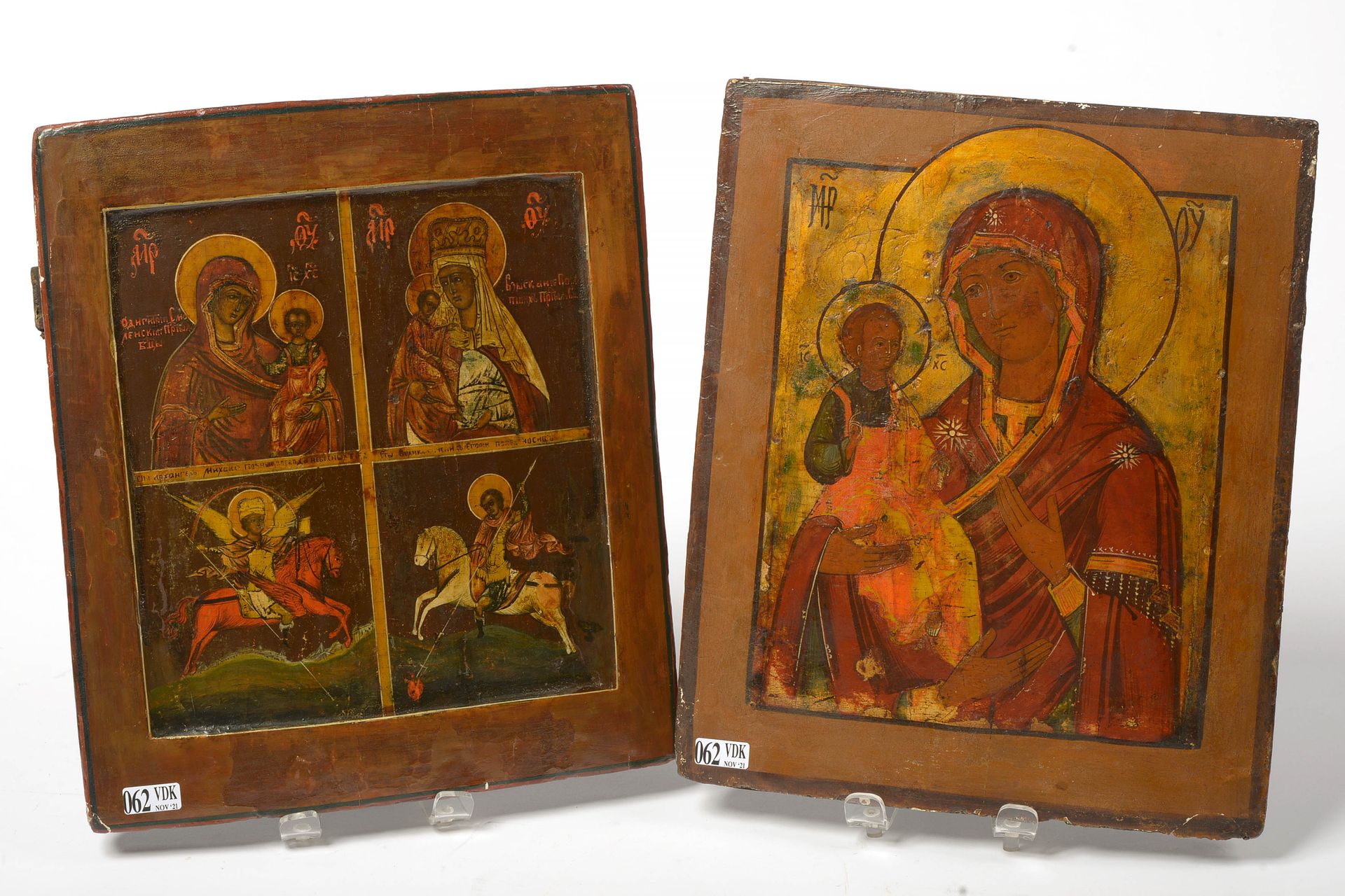 Null 一套两幅画在木头上的圣像 "圣母子 "和 "被圣迈克尔和圣乔治包围的圣母子"。俄罗斯的工作。年代：19世纪。(*).尺寸：+/-32x26.8厘米和3&hellip;