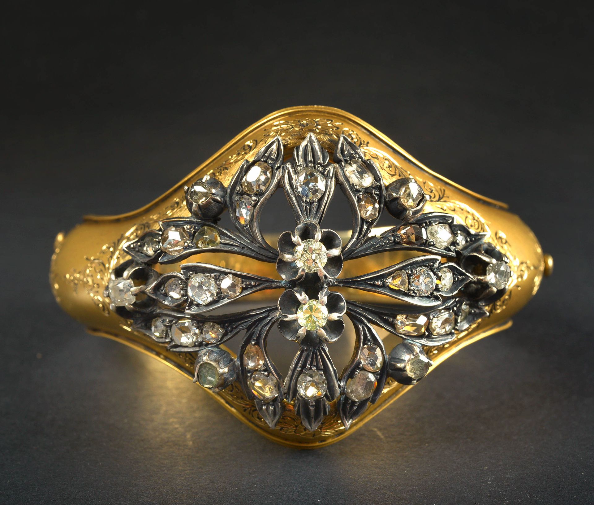 Null 拿破仑三世手镯，18K黄金，镶嵌老式和玫瑰式切割钻石，共重+/-2.50克拉。年代：19世纪。内部尺寸：+/-5x5.8厘米。总重量：+/-56克。