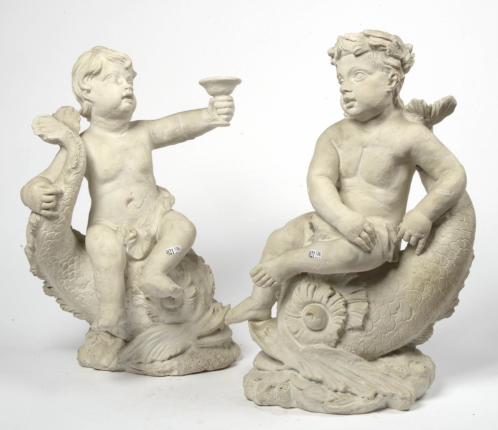Null 一对 "Putti on dolphins"，白色铜绿陶器。年代：19世纪初。(*和**)。高：53.5厘米至56.5厘米之间。