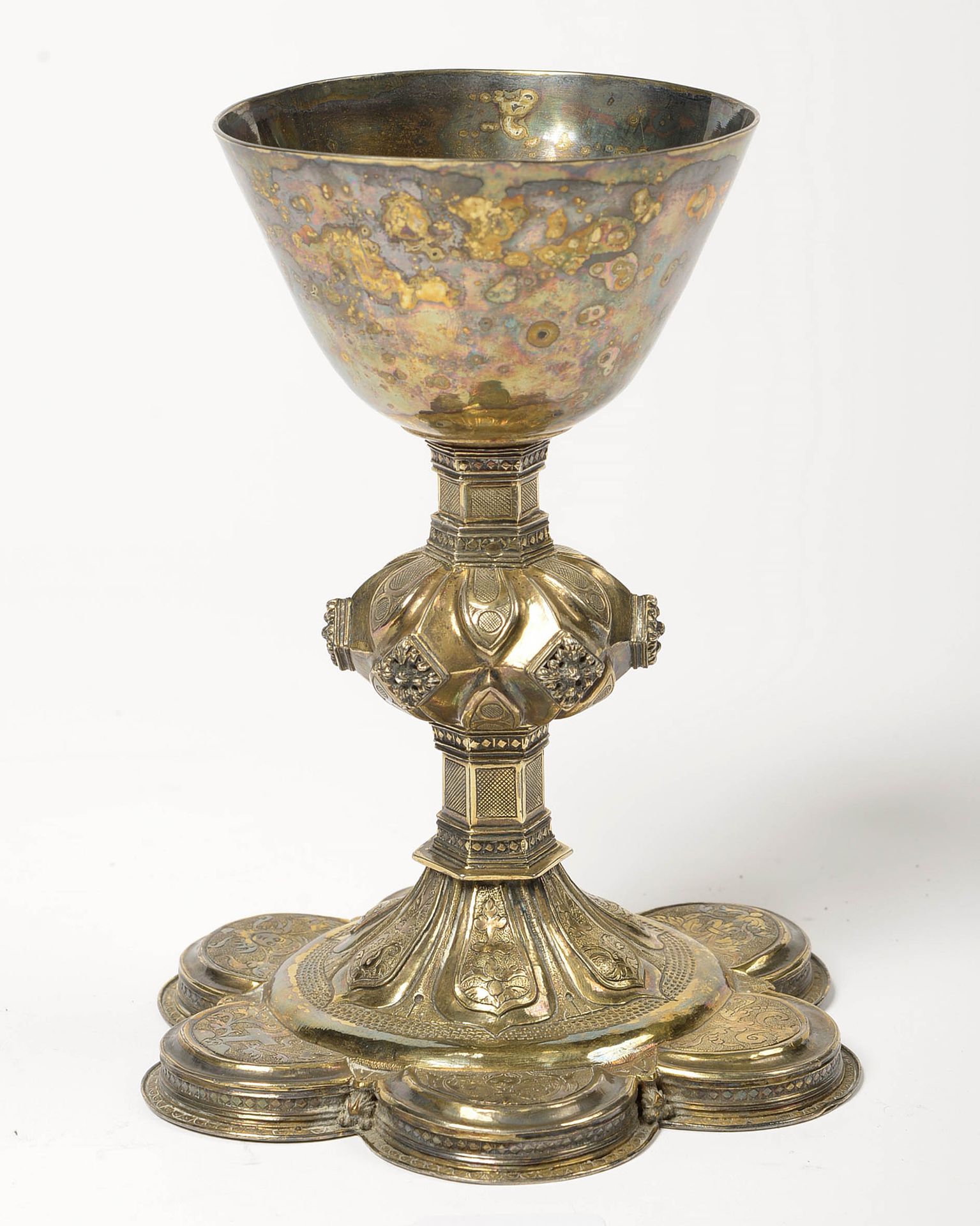 Null 银质圣杯（已测试），压印并刻有植物装饰，"Mascarons "等。Striches数次。有纪念意义的杯子。年代：16世纪末-17世纪。(轻微的凹痕)&hellip;