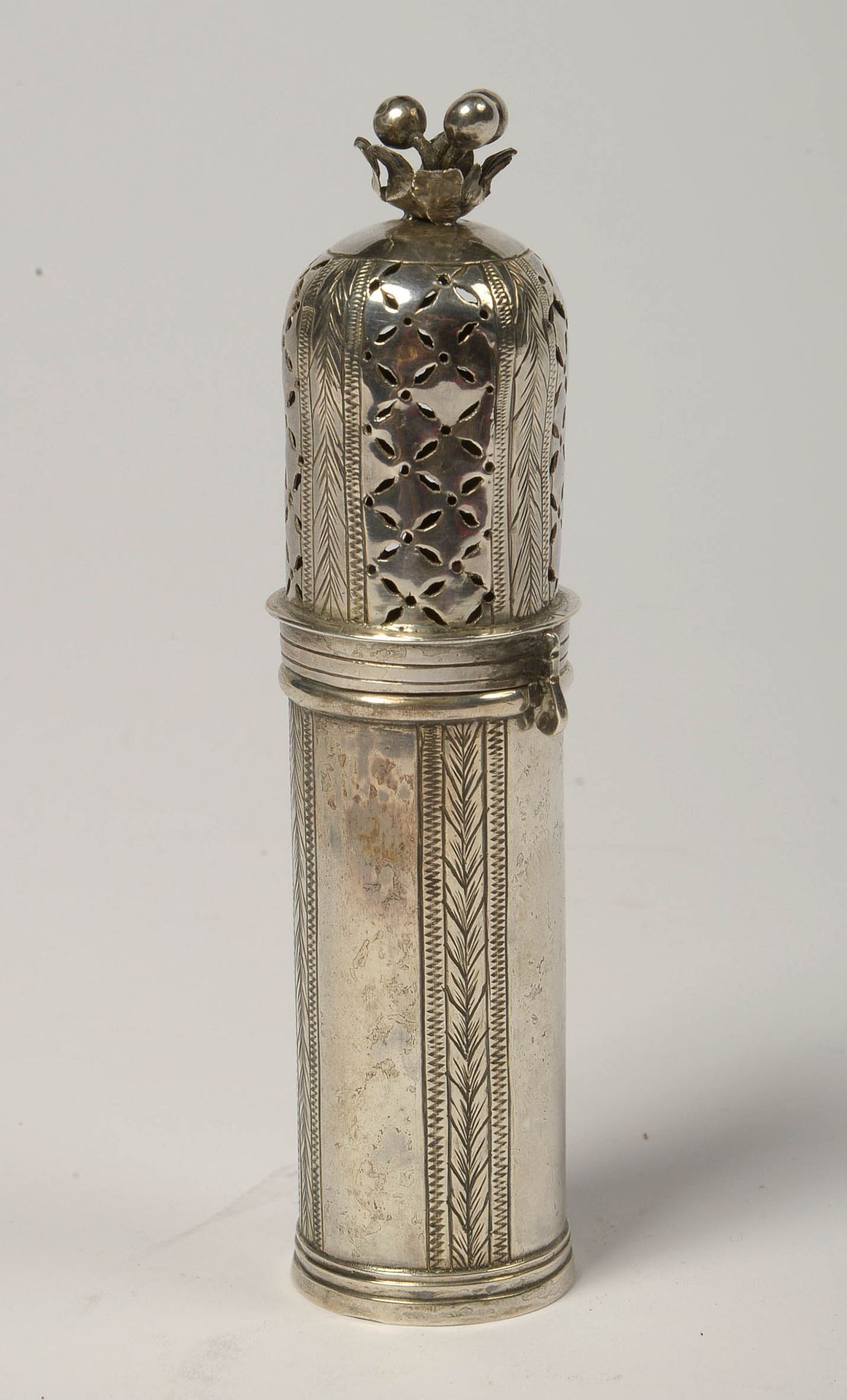 Null Ziselierter Silbersaupoudroir mit Punzen aus Mons, datiert (17)77 und Silbe&hellip;