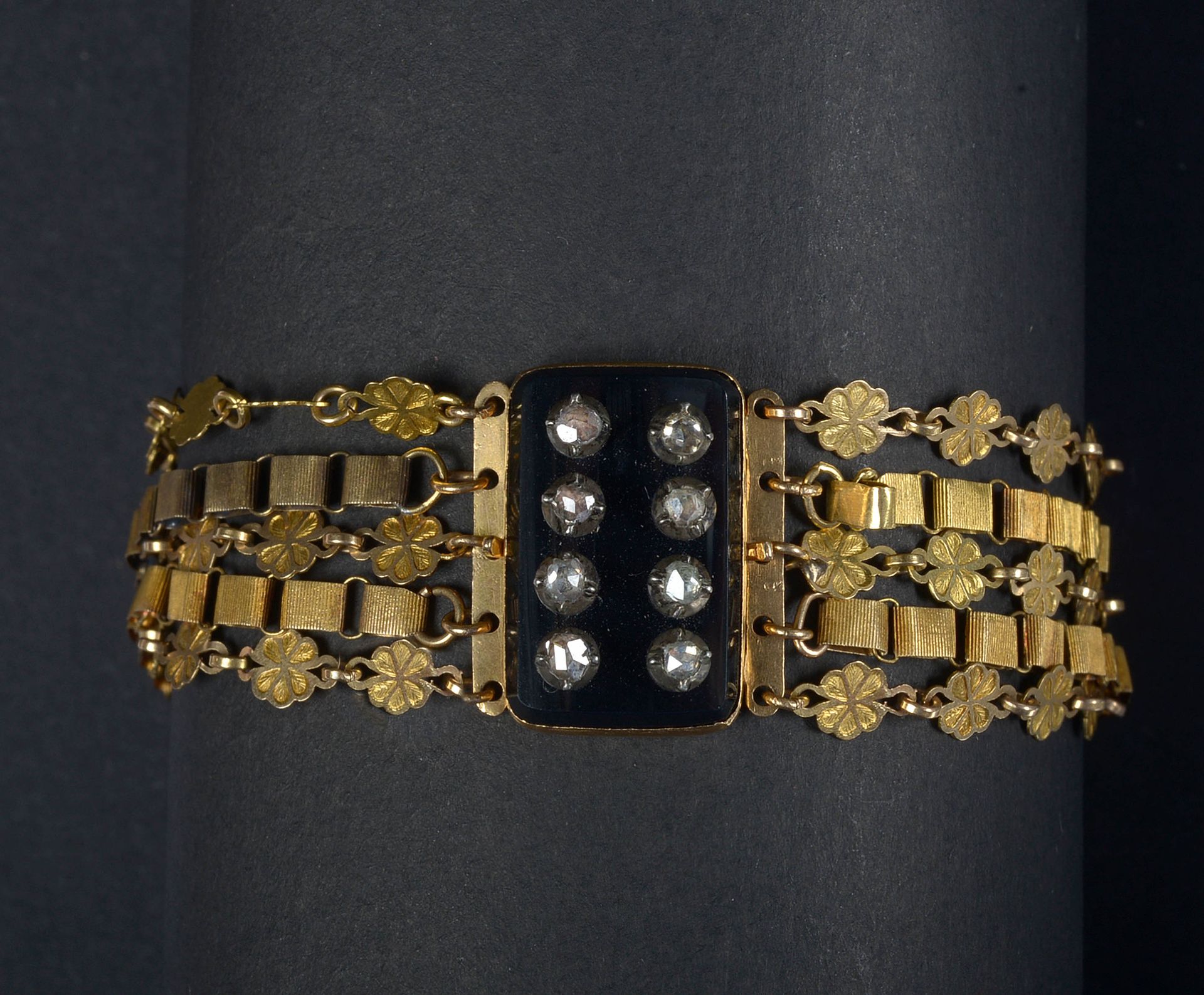 Null 一条18克拉的黄金手链，扣子上镶嵌着黑玛瑙和老式切割钻石。期间：拿破仑三世。长：+/-17厘米。总重量：+/- 15,15克。