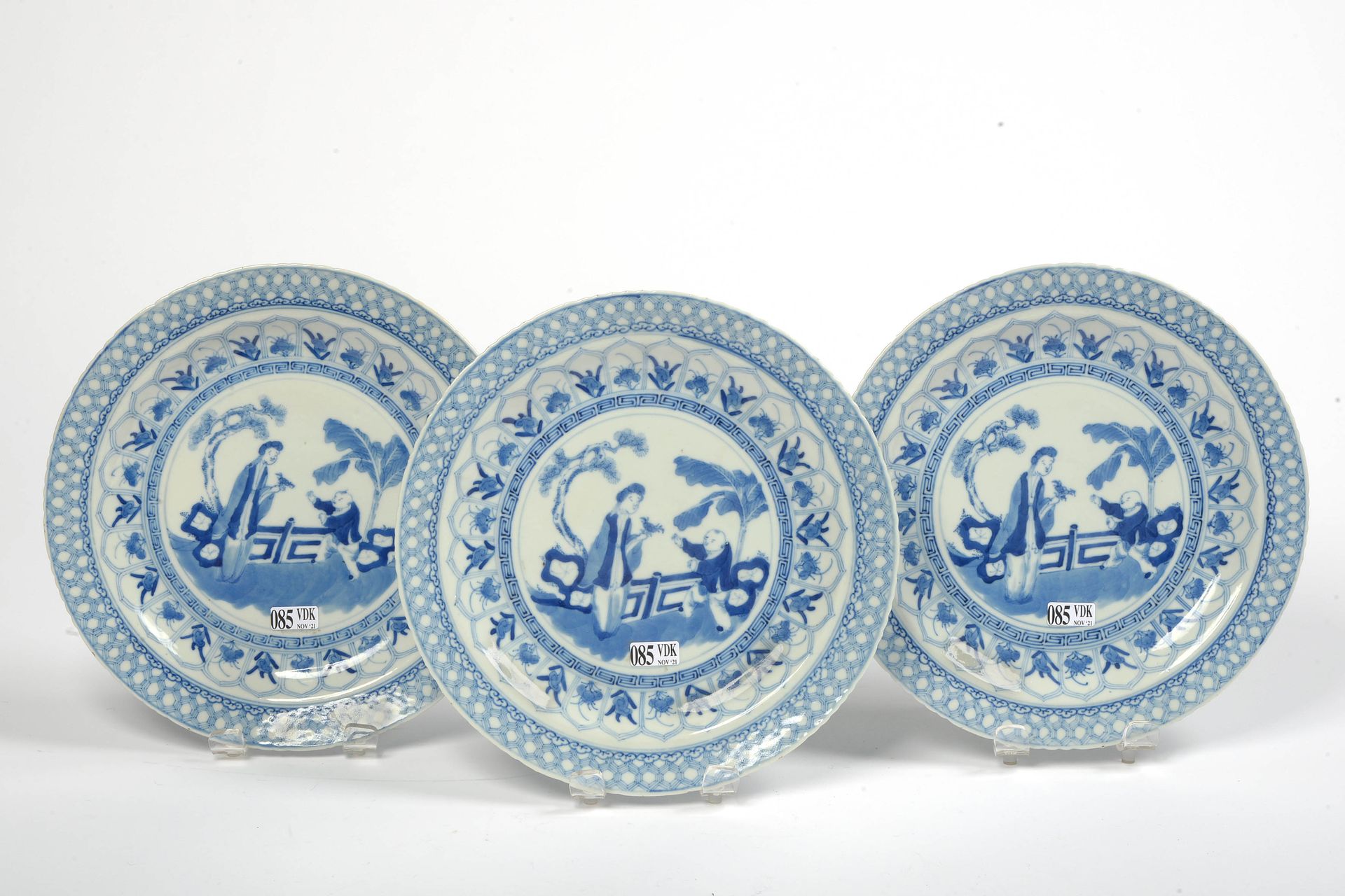 Null Juego de tres platos de porcelana china azul y blanca decorados con "Charac&hellip;