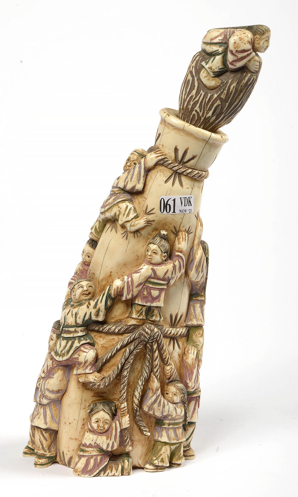 Null 雕刻和多色的象牙 "软膏瓶"，装饰有 "儿童在岩石上攀爬"。中国的工作。高：+/-30,5厘米。