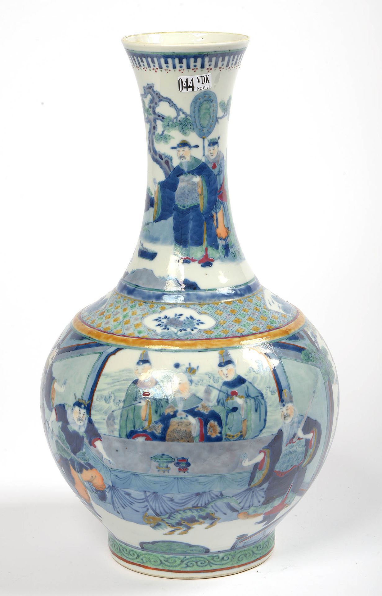 Null 一个大型的中国多色瓷瓶，装饰着 "勇士"。有六个蓝色字符的标记。高：+/-40,3厘米。