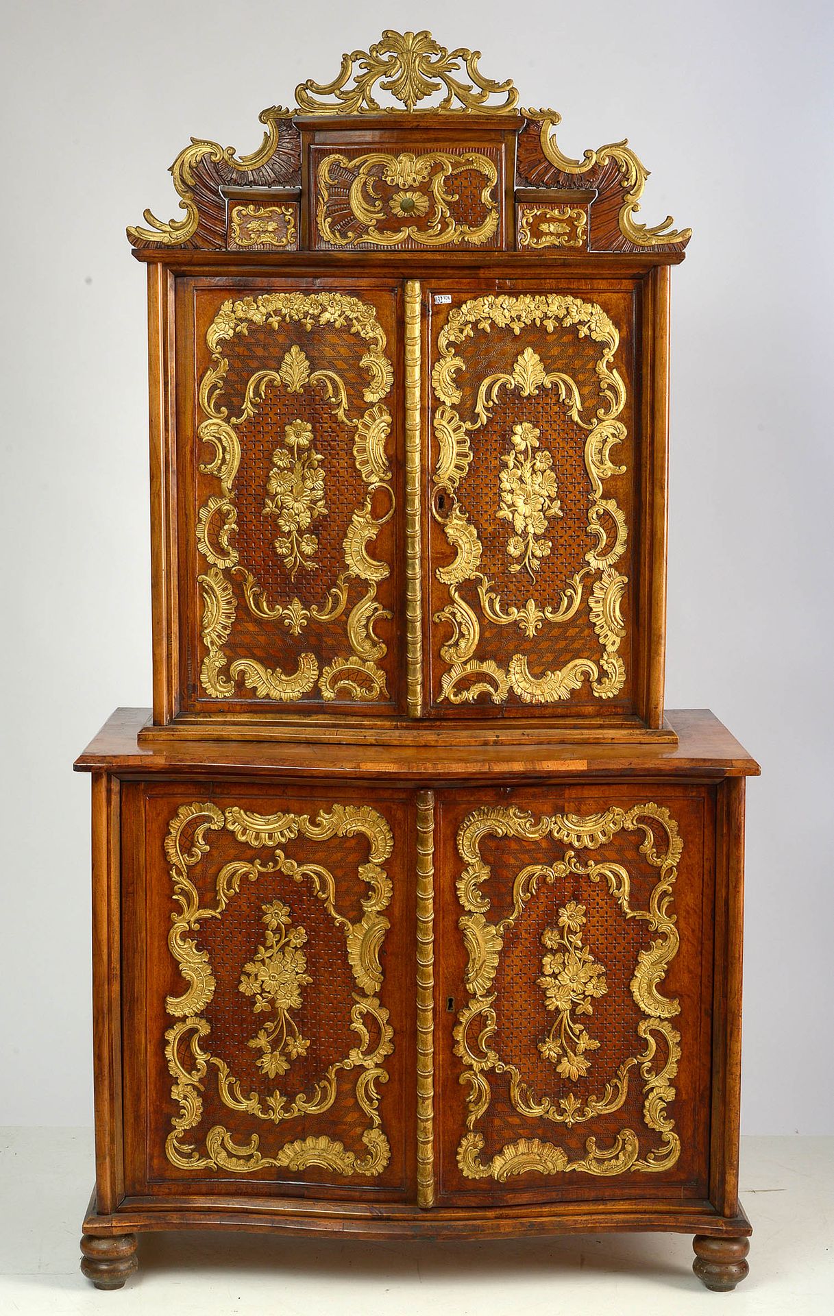 Null 一个路易十五风格的雕刻和部分镀金的胡桃木两件套橱柜，带有 "罗卡耶和花朵 "的装饰，顶部有一个抽屉，上部和下部有两个门。德国人的作品(?)。年代：19&hellip;