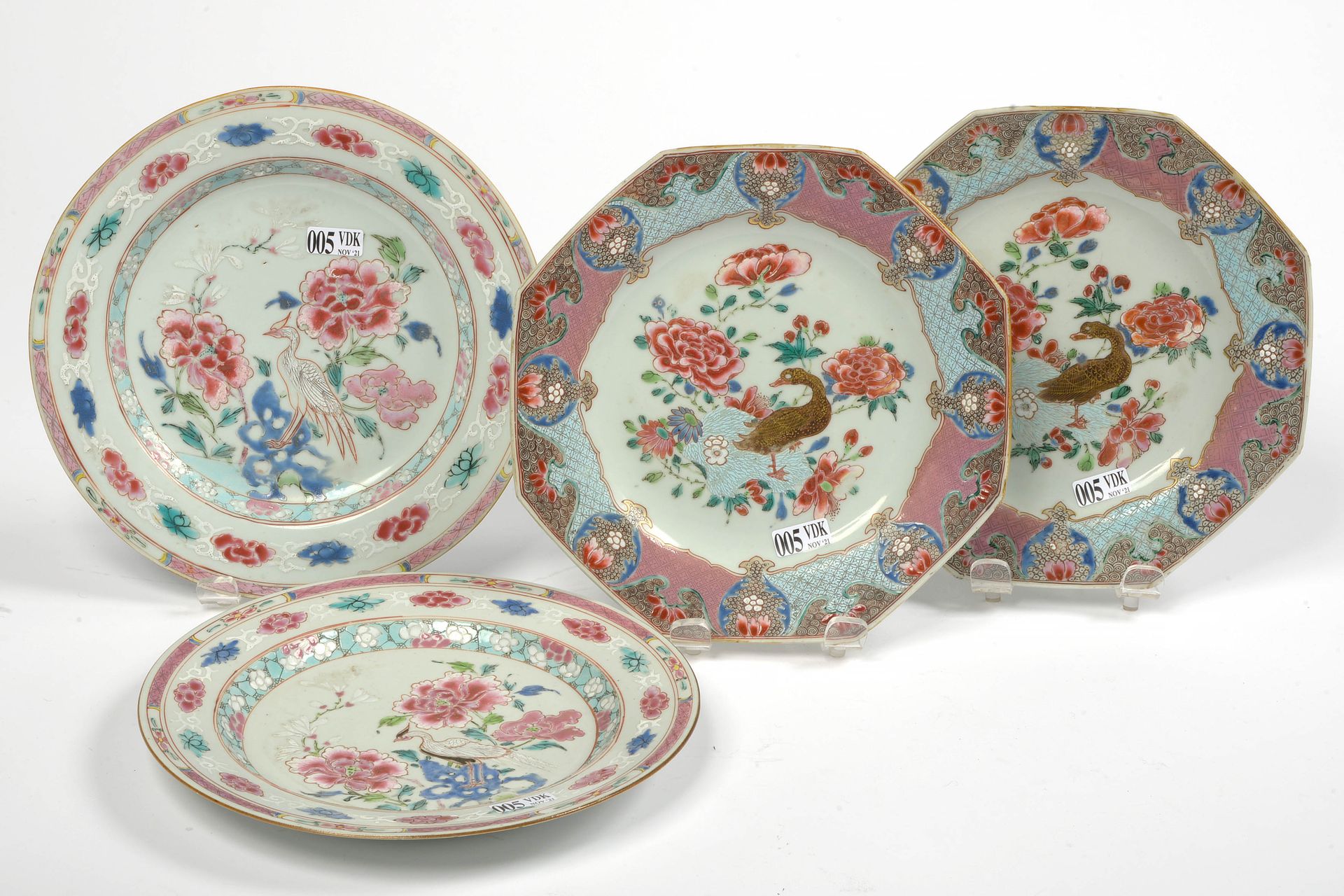 Null 一套四件，包括两对中国多色瓷盘，圆形和八角形，"Famille rose"，花底的 "鸭子 "和 "Wader "装饰。年代：18世纪，乾隆时期。(C&hellip;