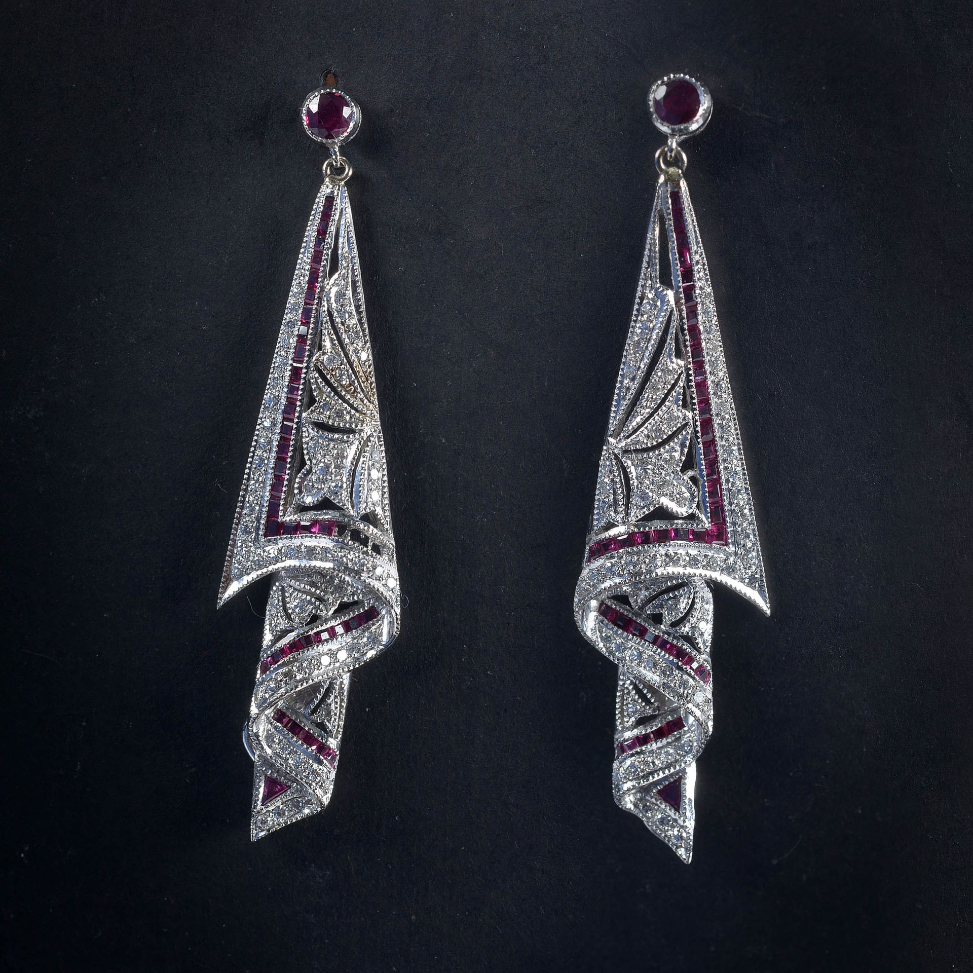 Null Ein Paar Art-Déco-Ohrringe aus 18 Karat Weißgold, besetzt mit Diamanten und&hellip;