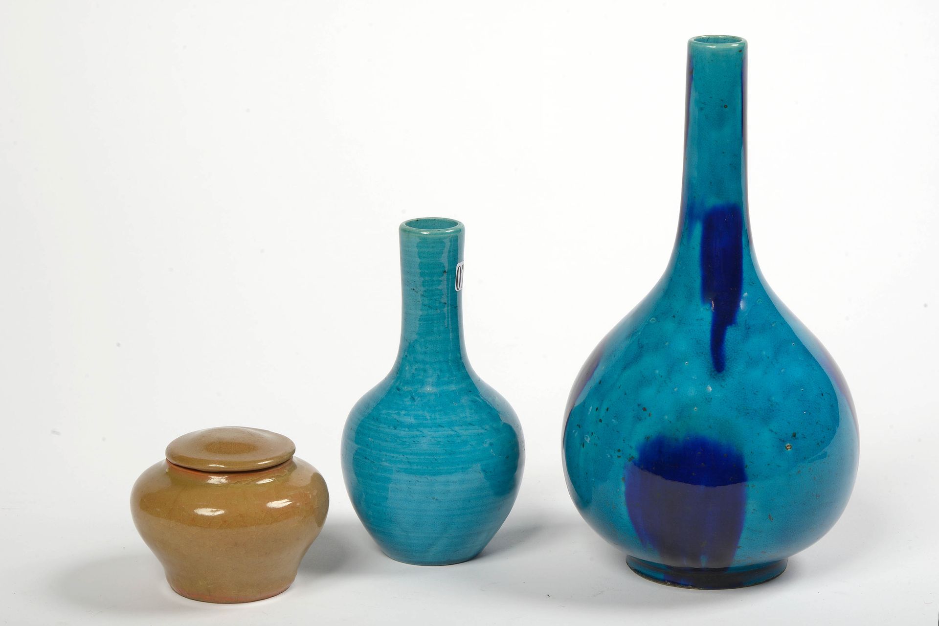 Null 一批三件中国瓷器，包括：两件蓝色的单色单层瓷器和一件小的青花瓷盖罐 "金"。壶上有伦敦S. Marchant & Son的标签。(*和**为锅盖)。高&hellip;