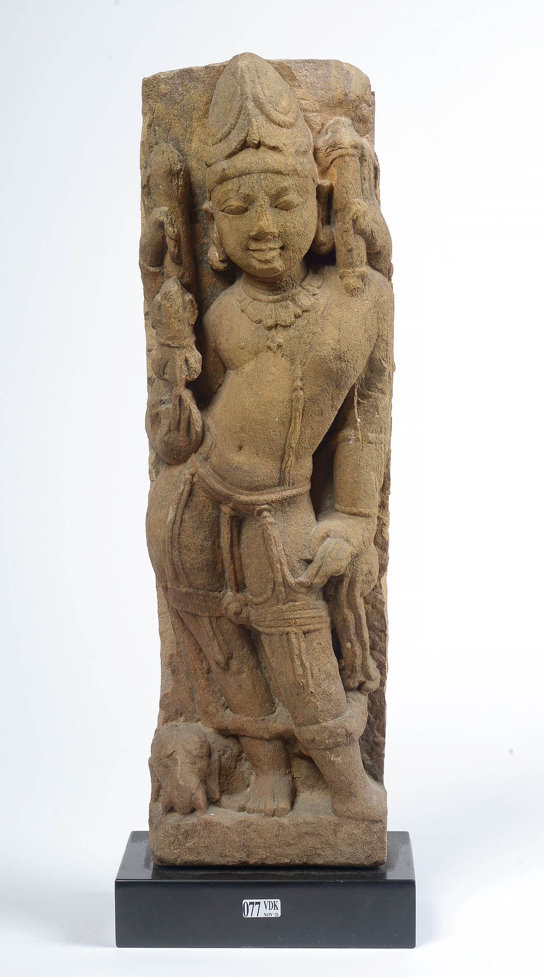 Null "Apsara o bailarina" en piedra arenisca esculpida. Trabajo en la India. Per&hellip;