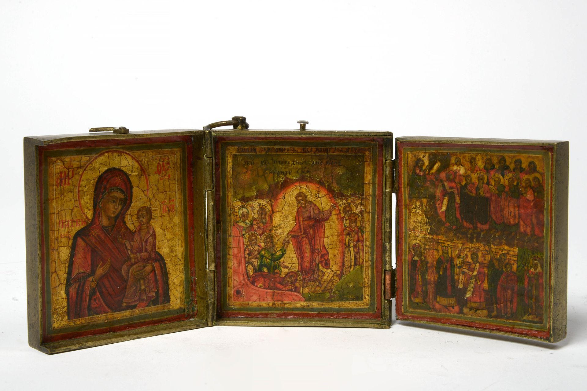 Null 旅途中的三联画，有三幅代表 "基督生活场景 "的小图标，画在木头上。在后来的鎏金铜框中。俄罗斯的工作。时期：第十八世纪。尺寸（每个图标）：+/-8,3&hellip;