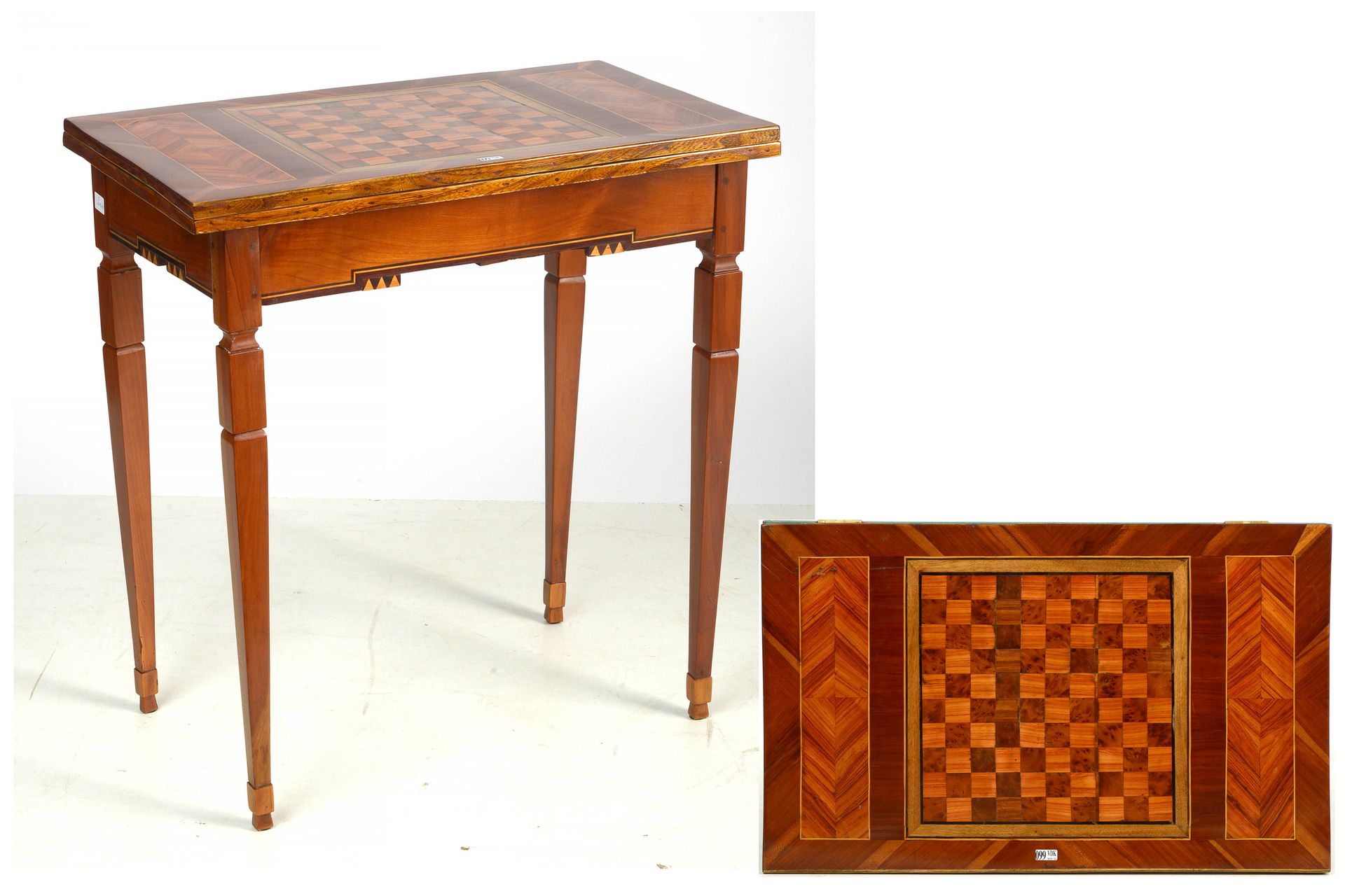 Null 路易十六时期的游戏桌，饰面和几何镶嵌在楣上和毛刺上，有一个由叶子打开的旋转架子。年代：18世纪。(恢复使用)。Dim.:+/-65,5x70x40,5&hellip;