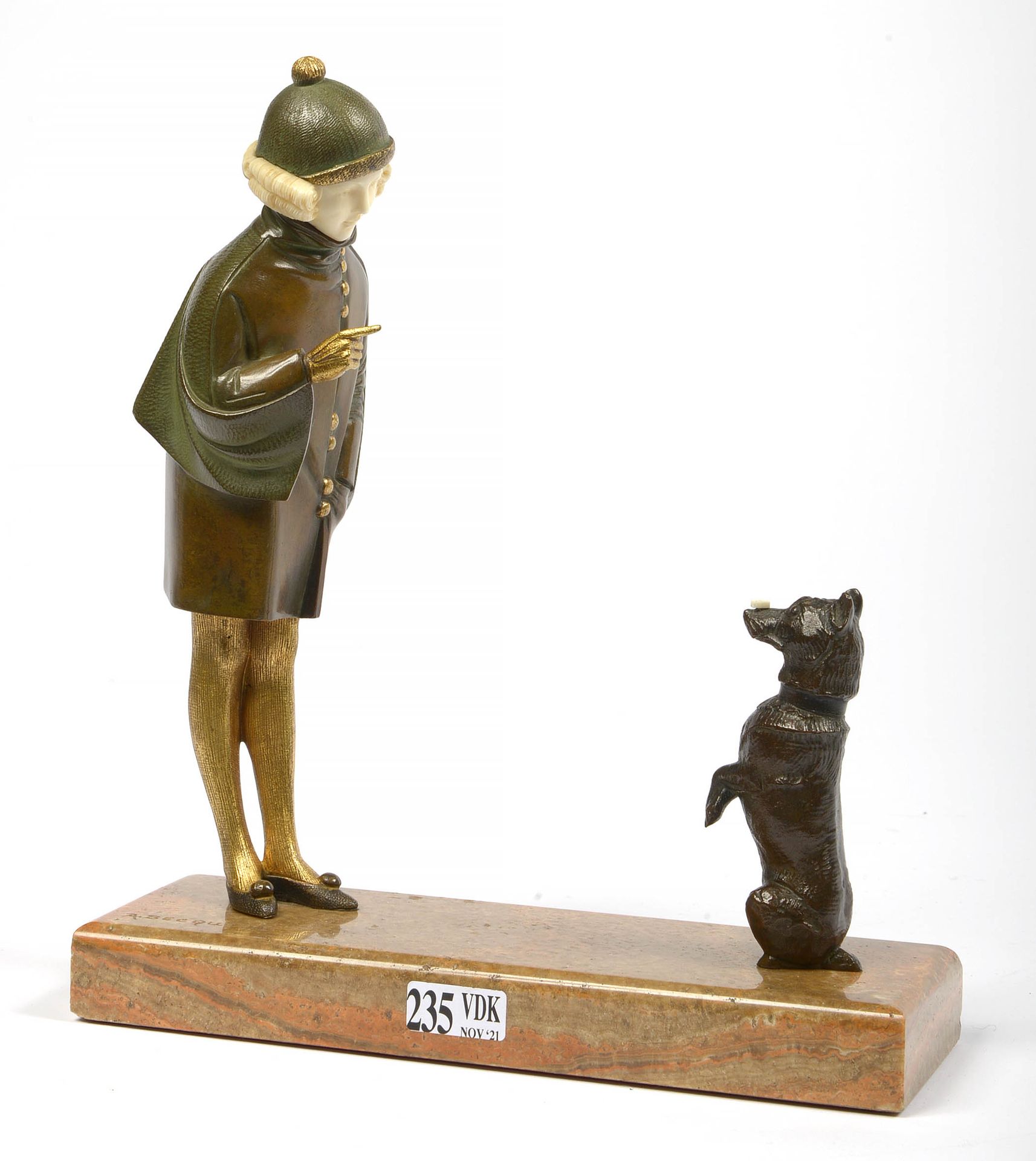 BECQUEREL André Vincent (1893 - 1981) "装饰艺术 "的象牙和青铜雕像，带有绿色、棕色和鎏金的铜锈。安放在一个玛瑙底座上，签&hellip;