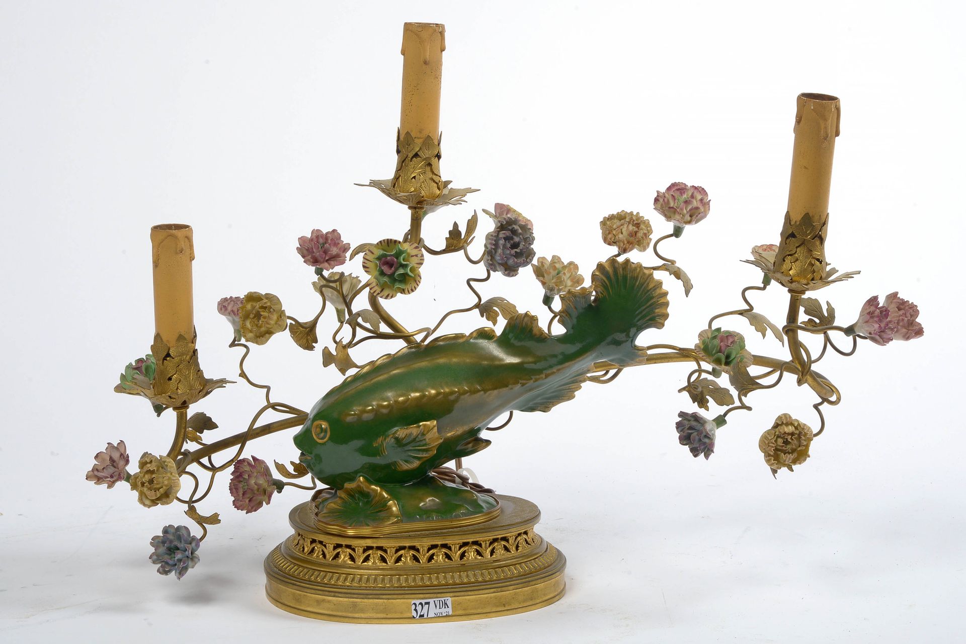 Null 三臂鎏金铜和多色瓷器 "鱼 "和 "花 "台灯。年代：20世纪初。电气化。(小碎片)。高：+/-37.5厘米。