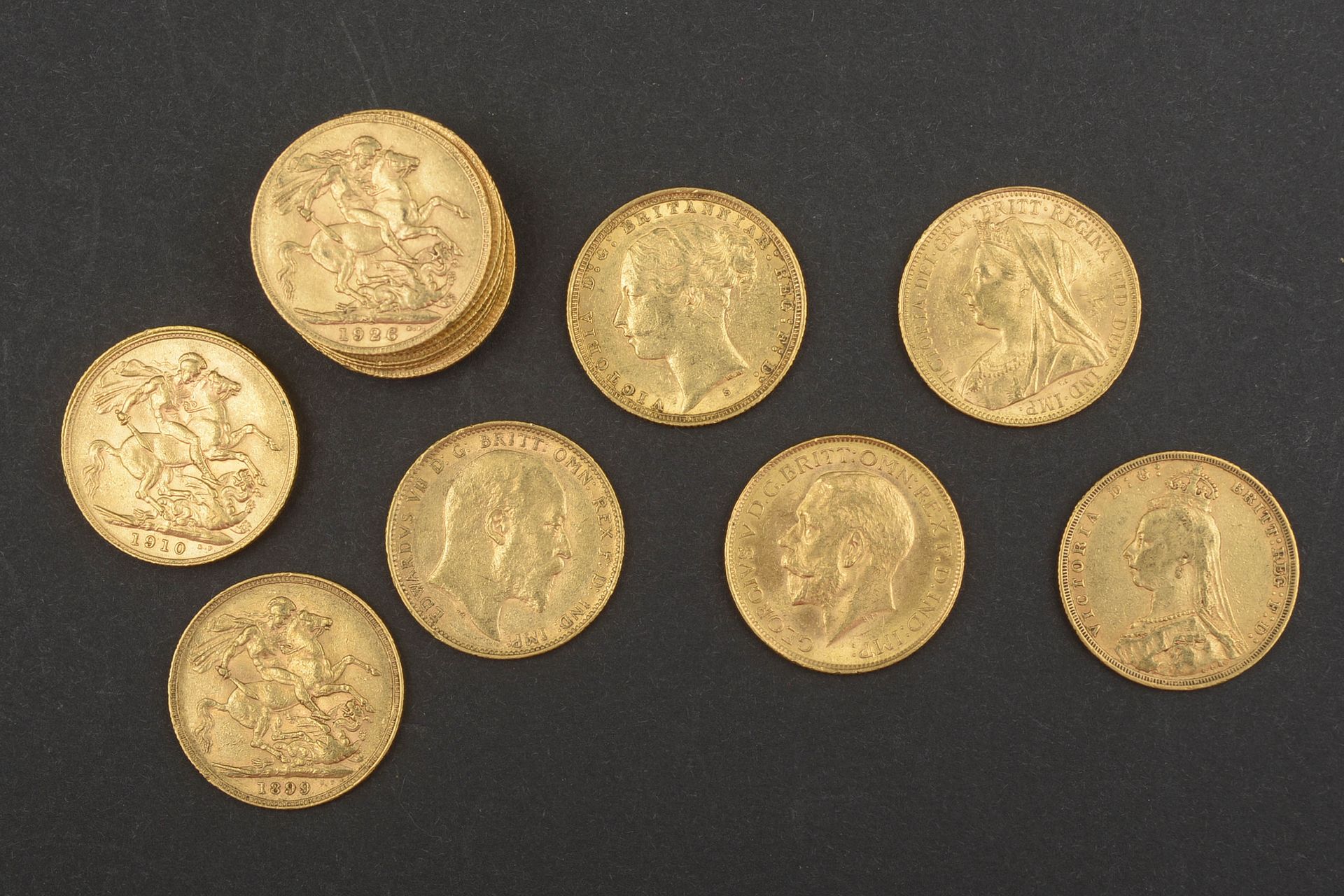 Null Sammlung von sechzehn Münzen aus 22 Karat Gelbgold: Neun Münzen von Georg V&hellip;