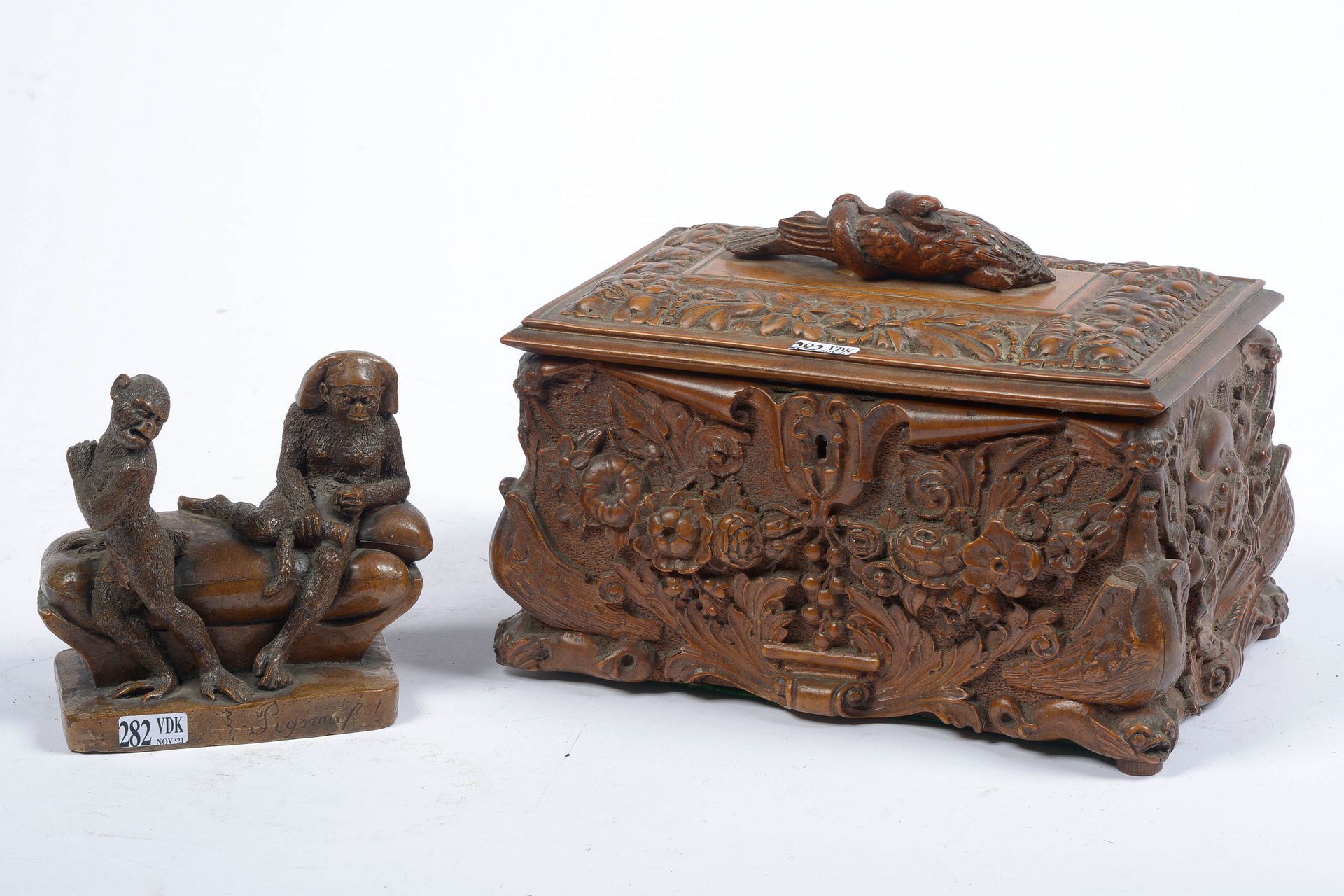 Null 题为 "Pignouf！"的猴子陶罐。签名：L. Déborde。约1900年。(穿)。胡桃木茶盒，饰以高浮雕的 "蛇、鸟、花"。约1880年。直径1&hellip;