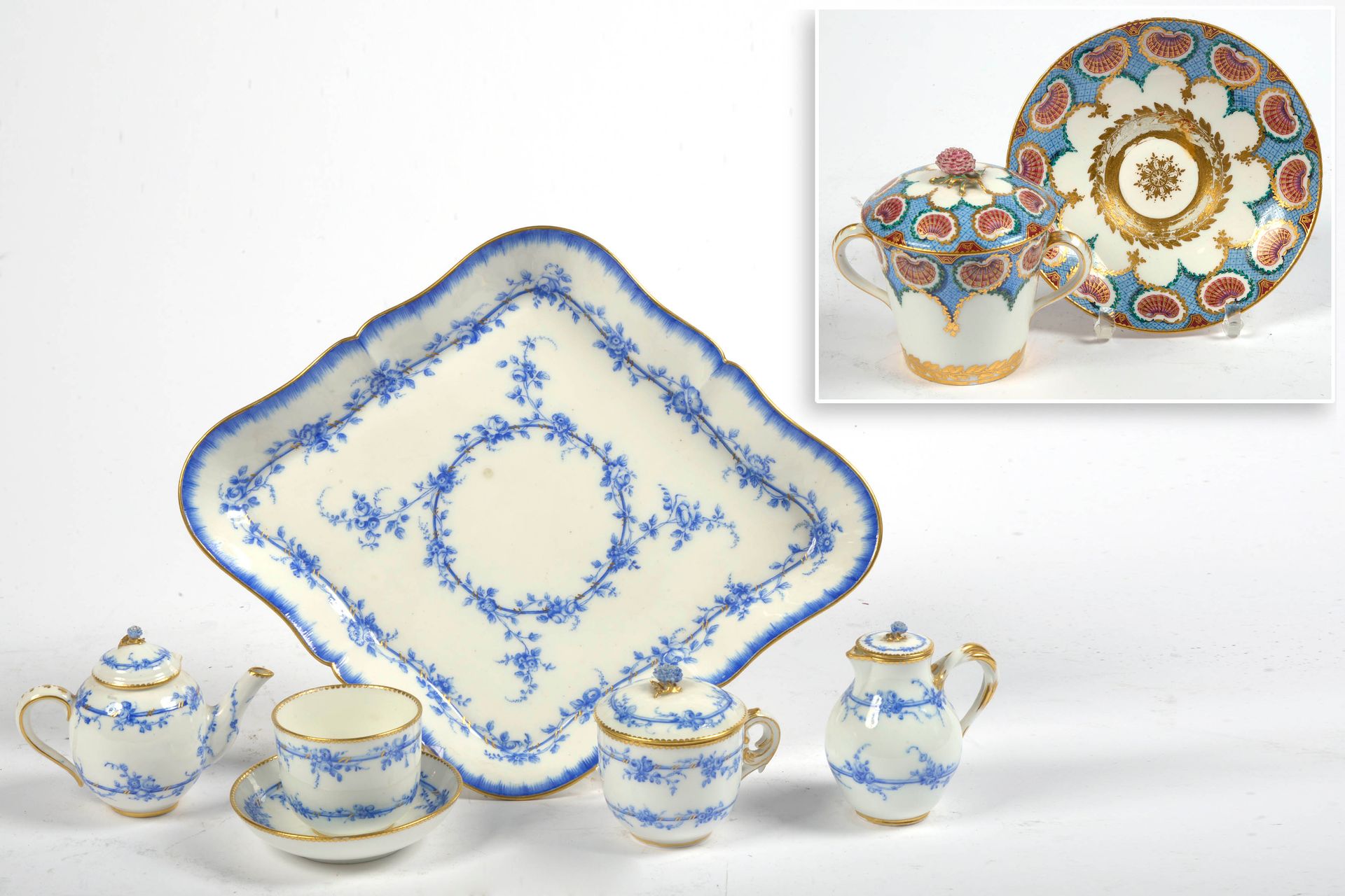 Null 套装包括：一个五件套的自助服务和它的托盘，蓝色和金色的瓷器，有花卉装饰。塞夫勒蓝色标记，日期为D - E和F，表示1756至1759年间。附有一个带有&hellip;