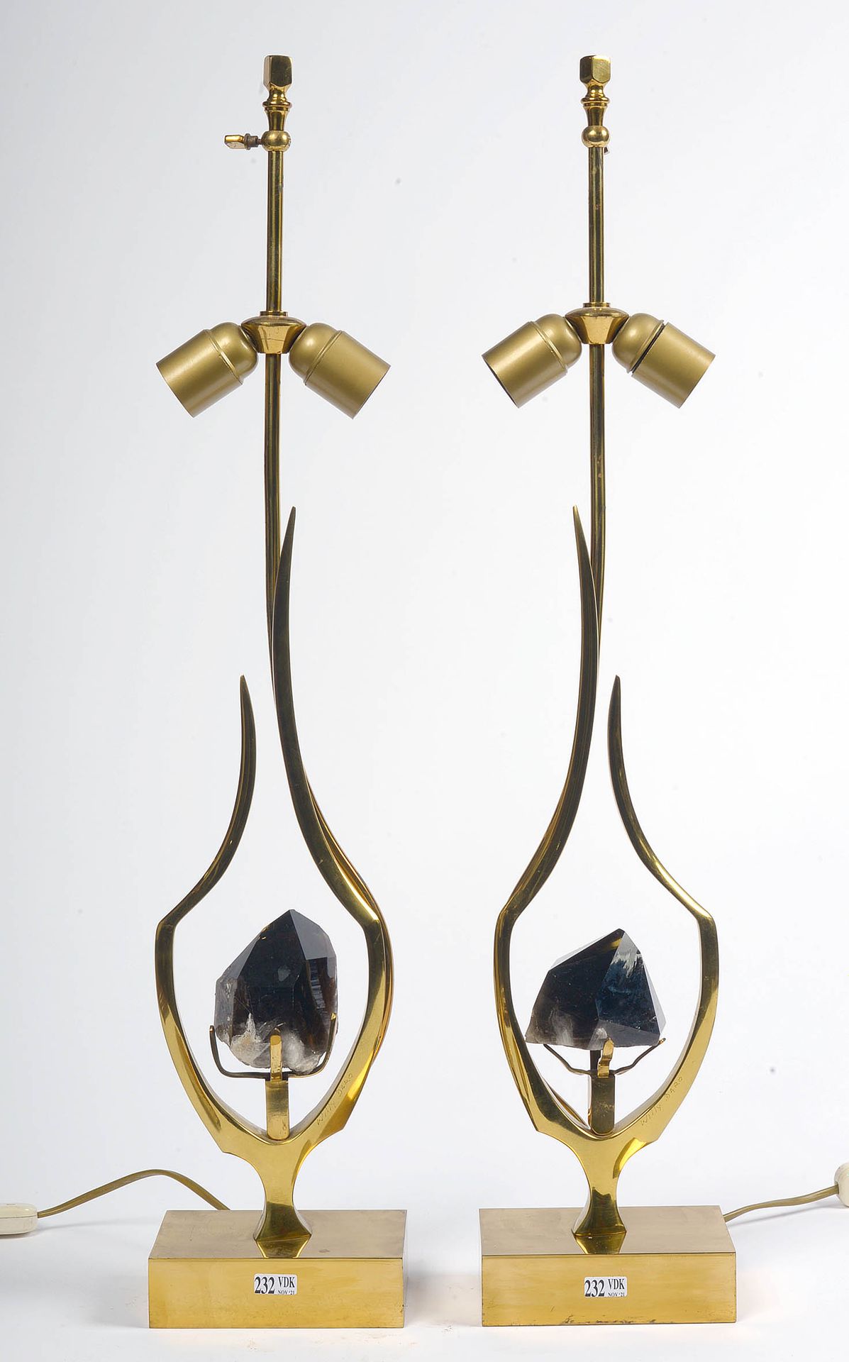 DARO Willy (XXème) 一对黄铜灯，两盏灯上装饰有黑色石英。签署了威利-达罗。比利时的学校。约1960-70年。(石英上有磨损的铜锈和轻微的缺口）&hellip;
