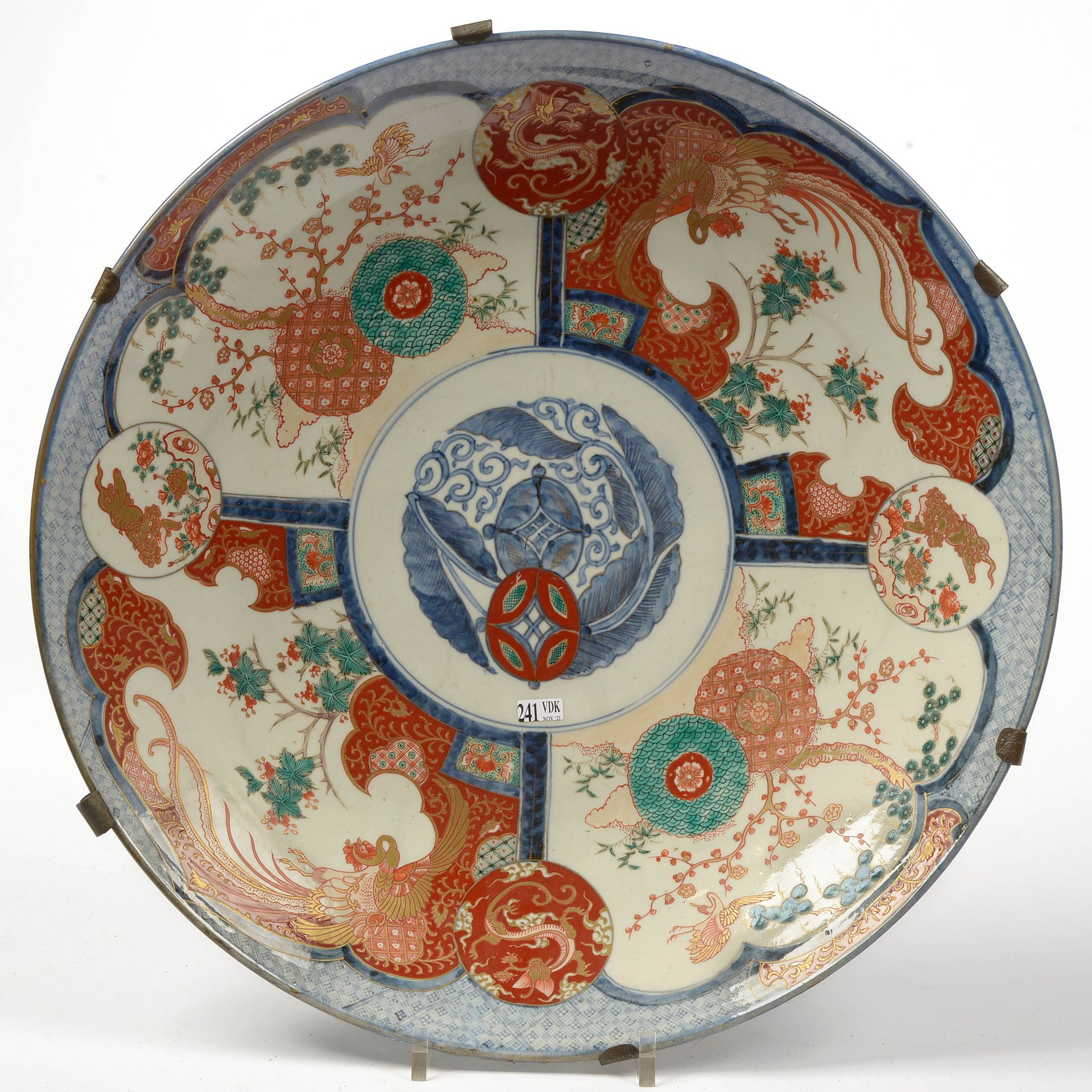 Null Gran plato de porcelana policromada Imari con decoración floral. El trabajo&hellip;