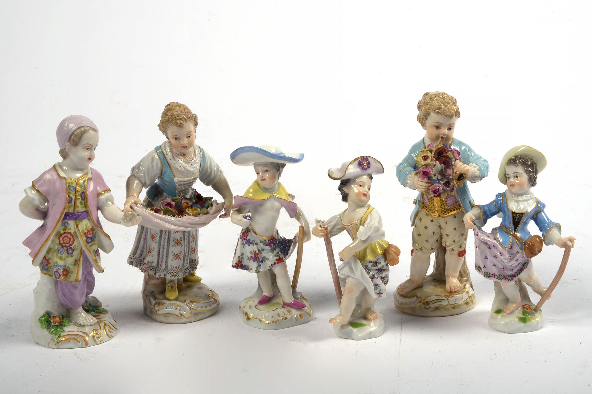 Null Lote de seis figuras que representan "Niños" en porcelana policromada. Cinc&hellip;
