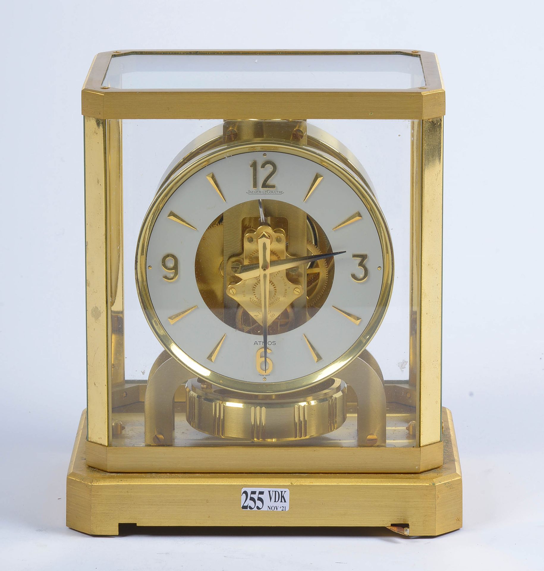 Null 黄铜和有机玻璃的 "Atmos "钟。签有Jaeger LeCoultre（积家），编号为198667。瑞士的工作。年代：20世纪。(有坑洼的黄铜)。&hellip;