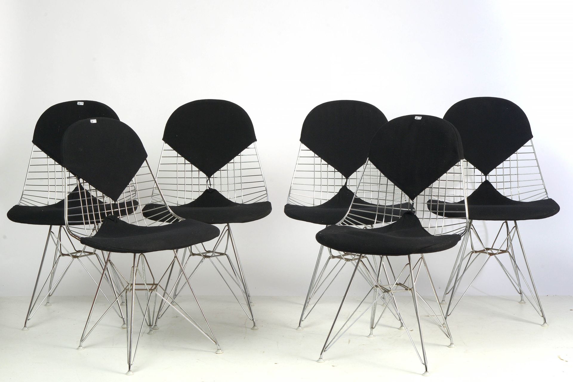 EAMES Charles & Ray (XXème) 一套六把 "Wire DKR-2 "椅子，镀铬钢，黑色布面。由查尔斯和雷-伊姆斯设计。美国的工作。年代：&hellip;