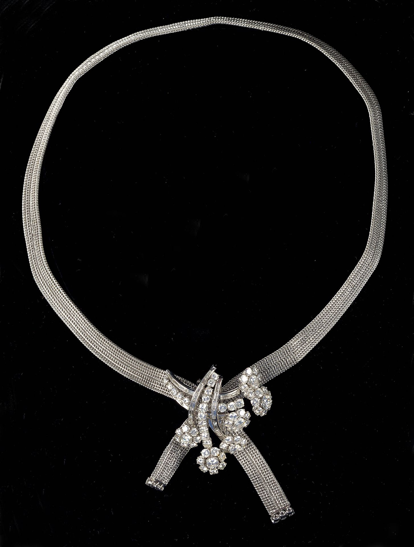Null Collar de platino engastado con diamantes de talla brillante por un total d&hellip;