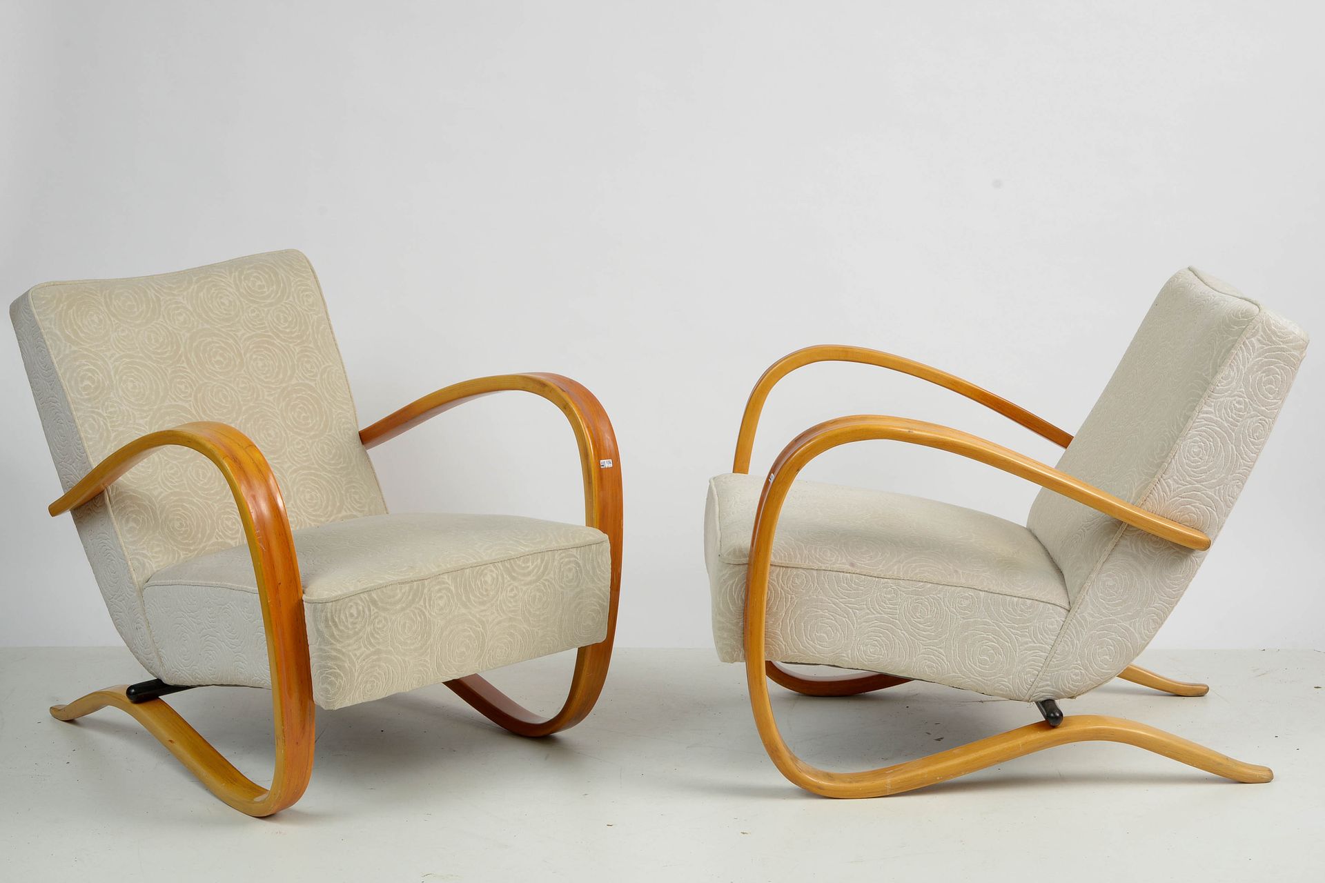 HALABALA Jindrich (1903 - 1978) 一对扶手椅，型号为H269，木质框架，扶手为天鹅绒，上面有花纹装饰。设计者：Jindrich H&hellip;