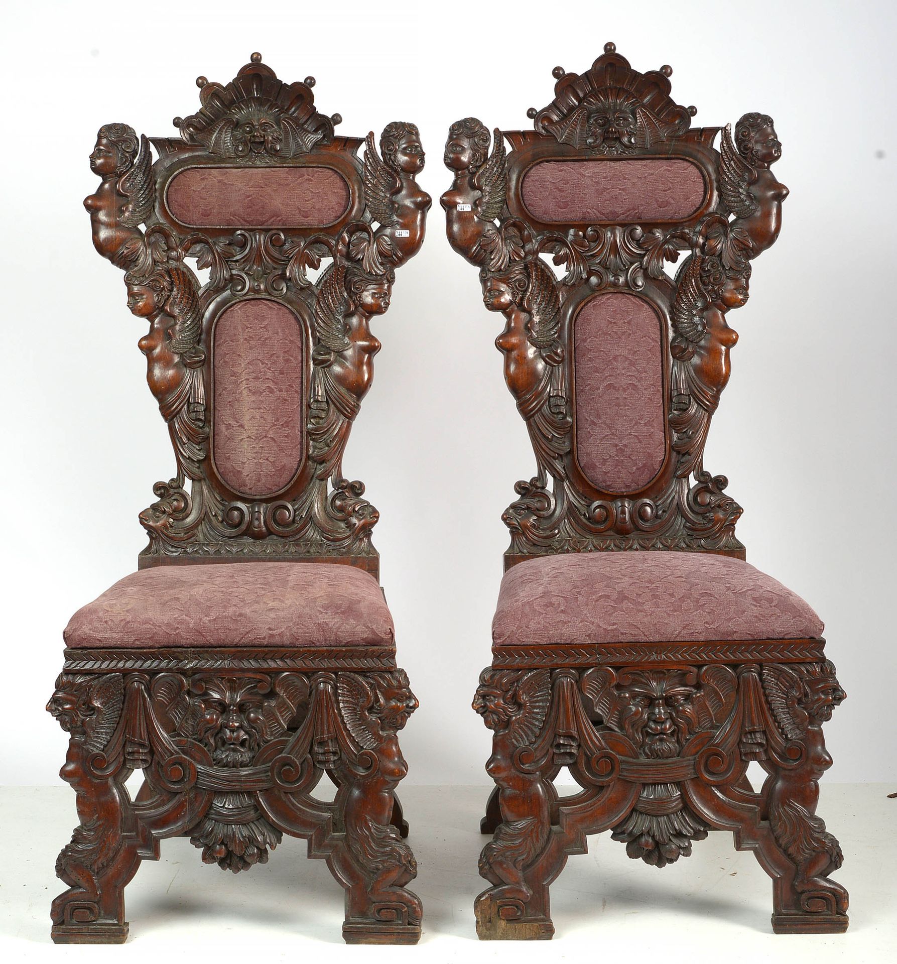 Null 一对大型木雕座椅，装饰有 "Putti's Bust "和 "Masks"，用紫色织物装饰。意大利北部的工作。年代：19世纪。高：+/-149厘米。