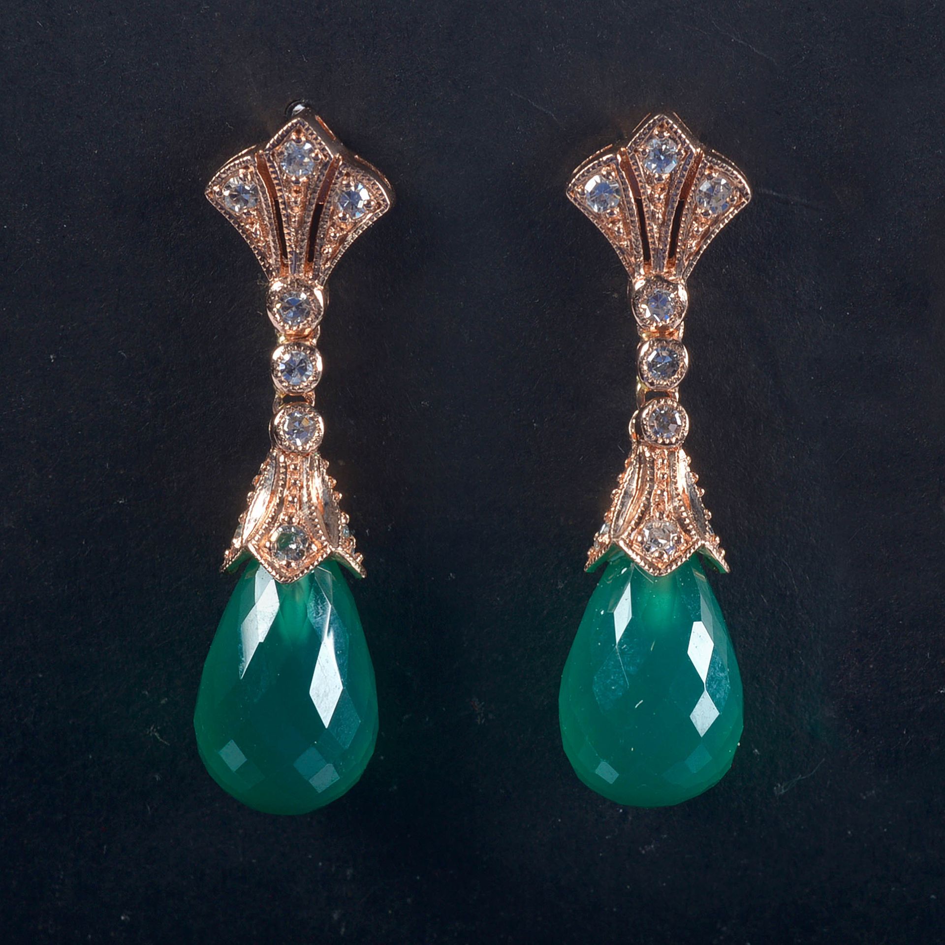 Null 一对14克拉黄金耳环，镶嵌绿色玛瑙和8/8切割钻石，总重+/-0.34克拉。长：+/-3厘米。 总重量：+/-5.4gr。