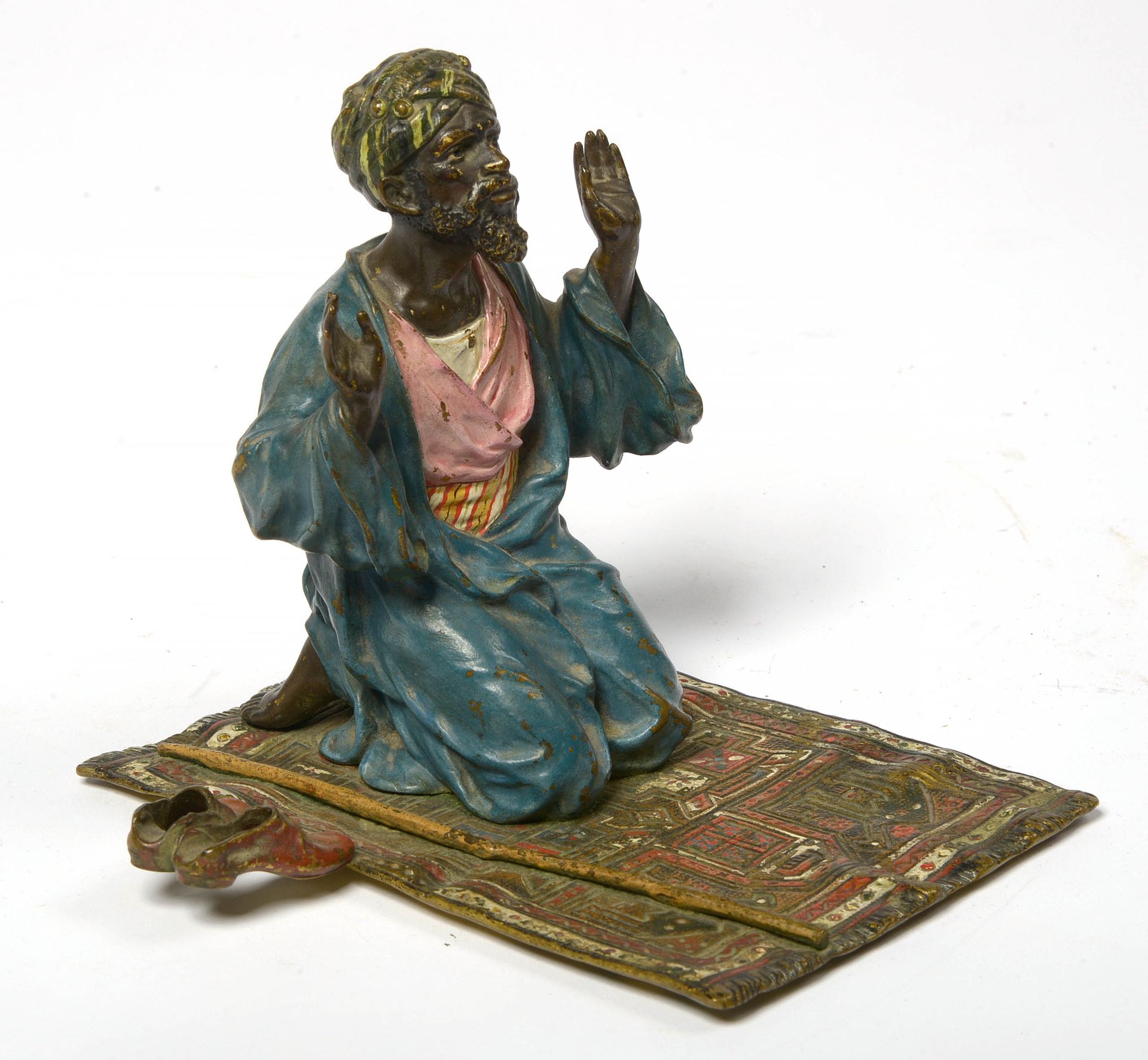 Null 来自维也纳的冷漆青铜器 "阿拉伯人在祈祷"。奥地利的工作。时期：1900年左右。(青铜器的磨损)。高：+/-13,2厘米。