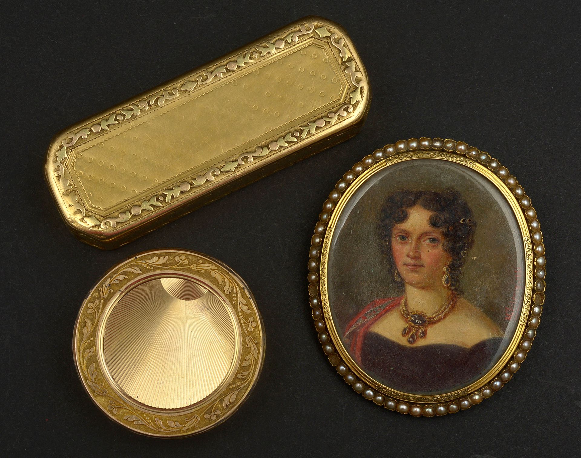 Null 两个带有Joaillier J.C.和D.L.印记的18K黄金盒，其中圆形的带有巴黎（1708-1800）印记。还有一枚18K黄金的胸针，上面镶嵌着珍&hellip;