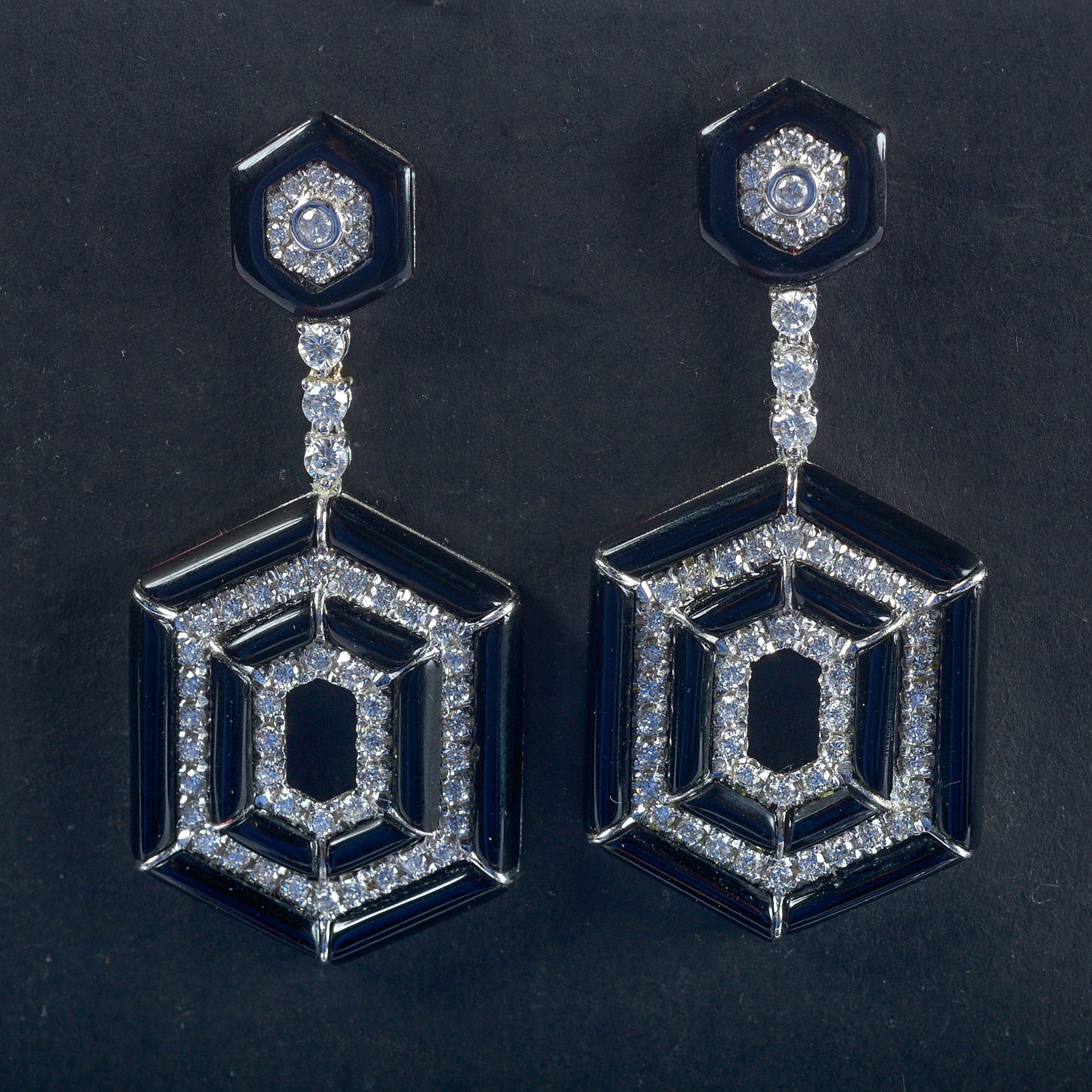 Null Schönes Paar Ohrringe aus 18 Karat Weißgold, besetzt mit Onyx und Diamanten&hellip;