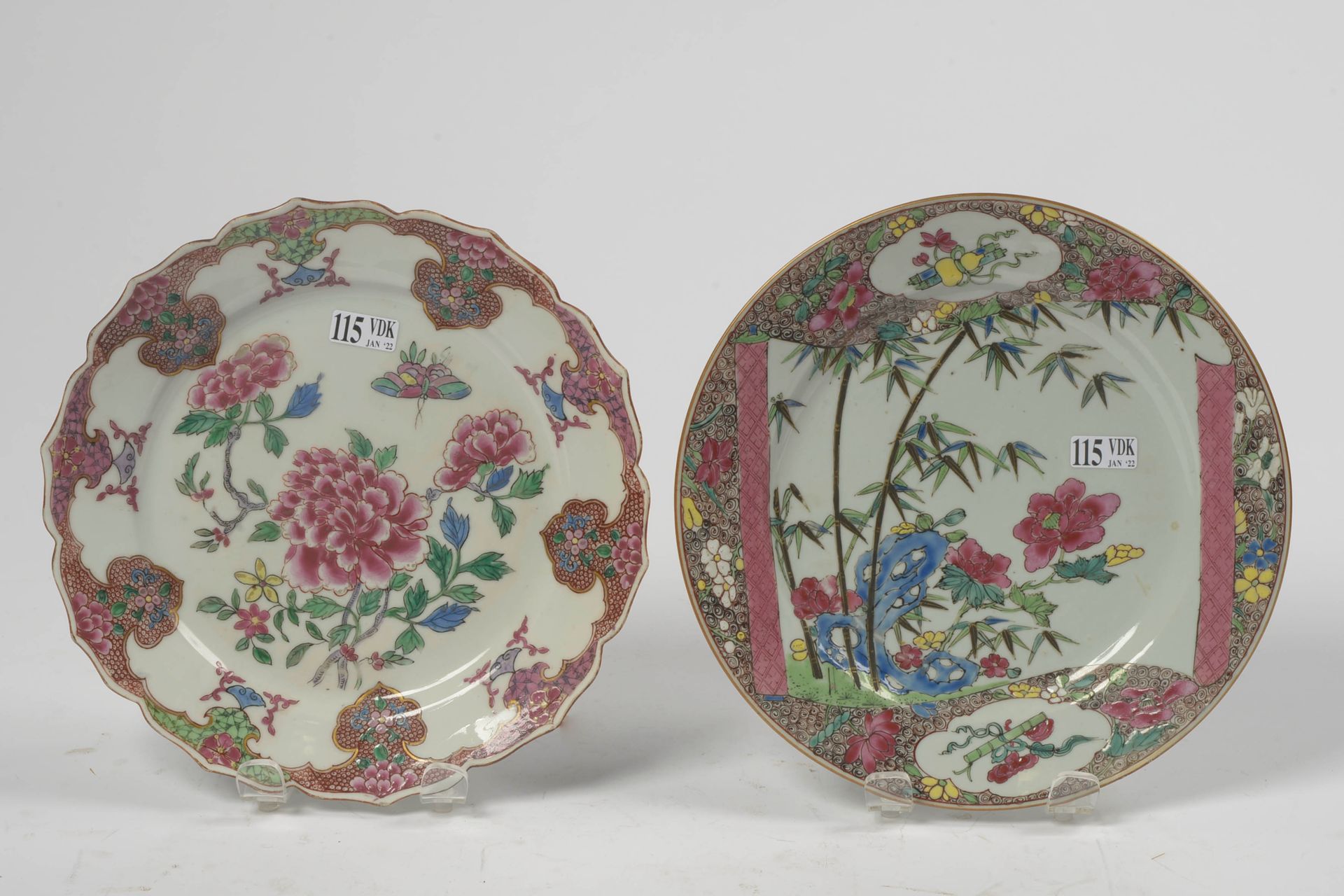 Null 一套名为 "Famille rose "的中国多色瓷盘，包括：一个名为 "Ling hua "的多裂纹形式的花饰。第二张是带有花卉装饰的 "羊皮纸"。&hellip;
