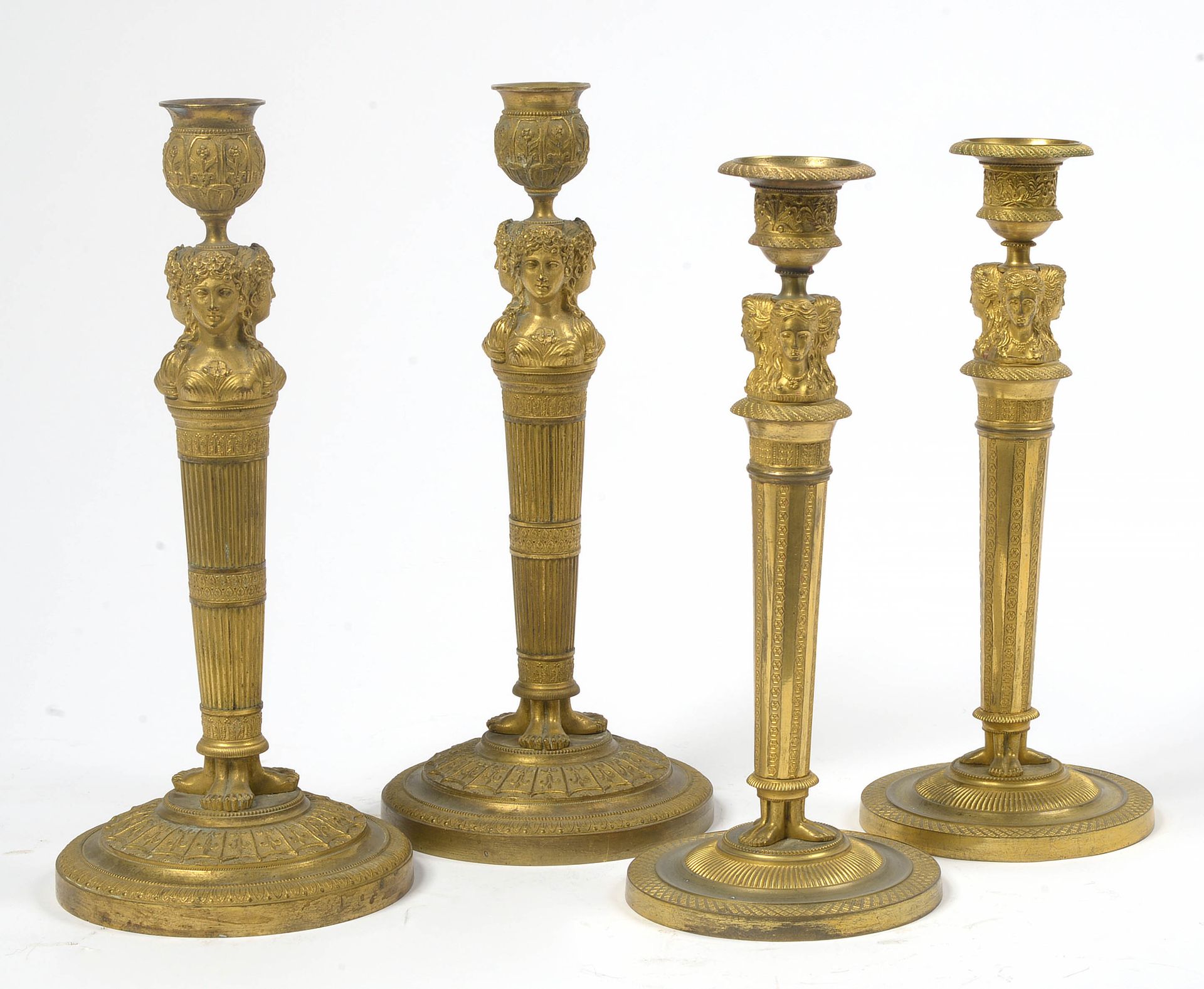Null 两对带有 "Caryatids "装饰的帝王级木制烛台。年代：19世纪初。(有一个戒指不见了)。高：+/-28厘米和30.5厘米。