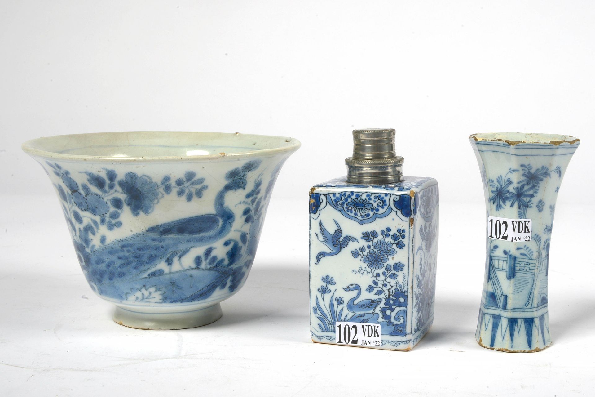 Null Set aus drei blau-weißen Delfter Fayencen im chinesischen Geschmack, besteh&hellip;