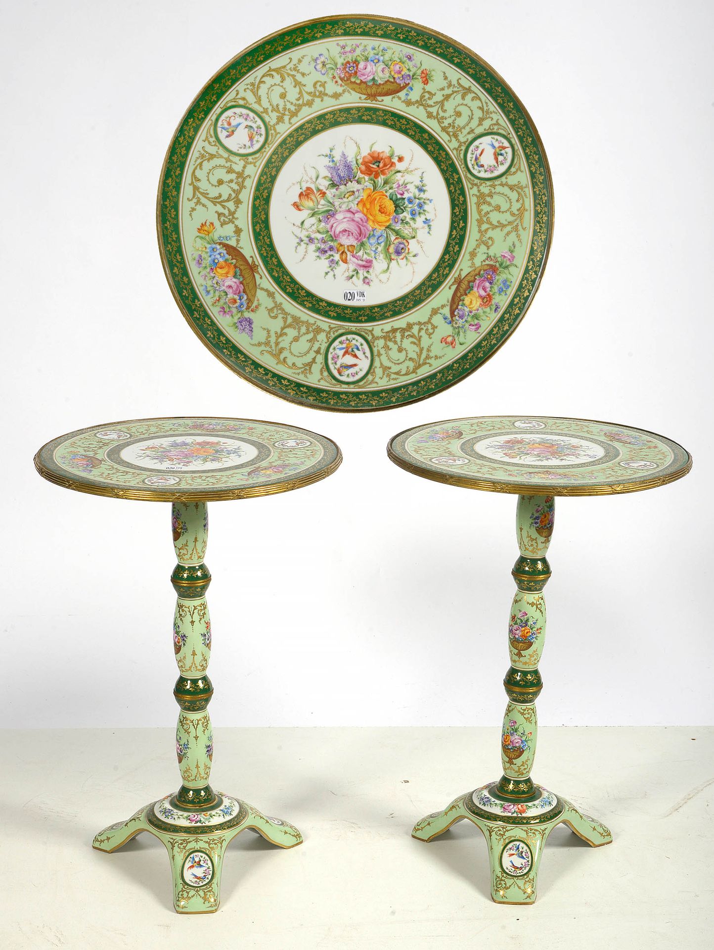 LE TALLEC (XXème) 一对巴黎多色瓷座小桌，绿色背景上有花卉和 "鸟 "的装饰。鎏金铜框。签有红色的Le Tallec。法国的工作。年代：20世纪&hellip;
