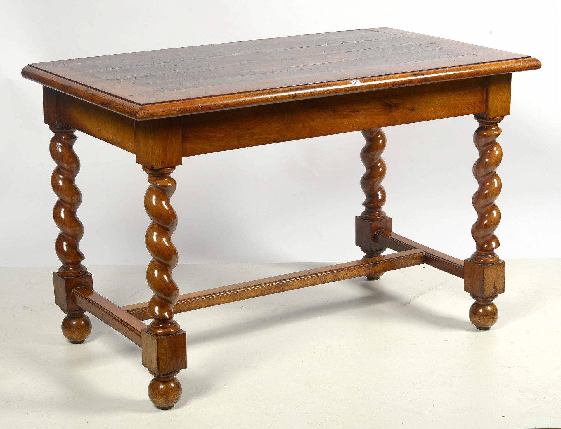 Null 路易十三时期的办公桌，采用毛刺单板和镶嵌工艺，有一个由 "H "形支架连接的躯干底座。荷兰的工作。年代：第十七世纪。尺寸：+/-115x75x64厘米&hellip;