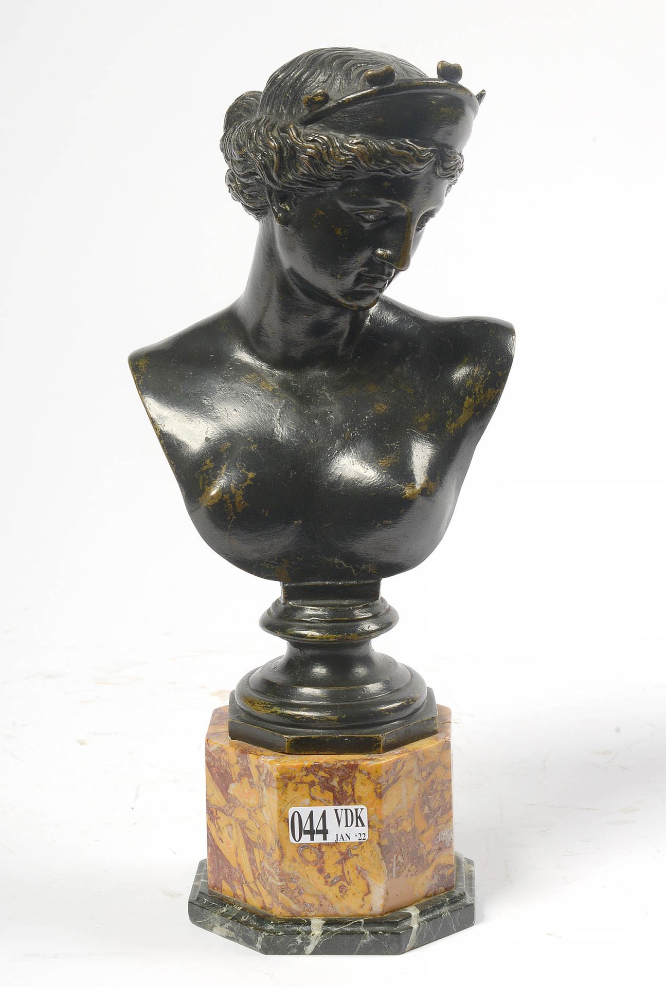 Null 铜制 "女神半身像"，有黑色铜锈。古董之后。年代：18世纪末。安放在一个黄色和黑色的大理石底座上。(小的*和青铜器的磨损)。高（不包括底座）：+/-2&hellip;