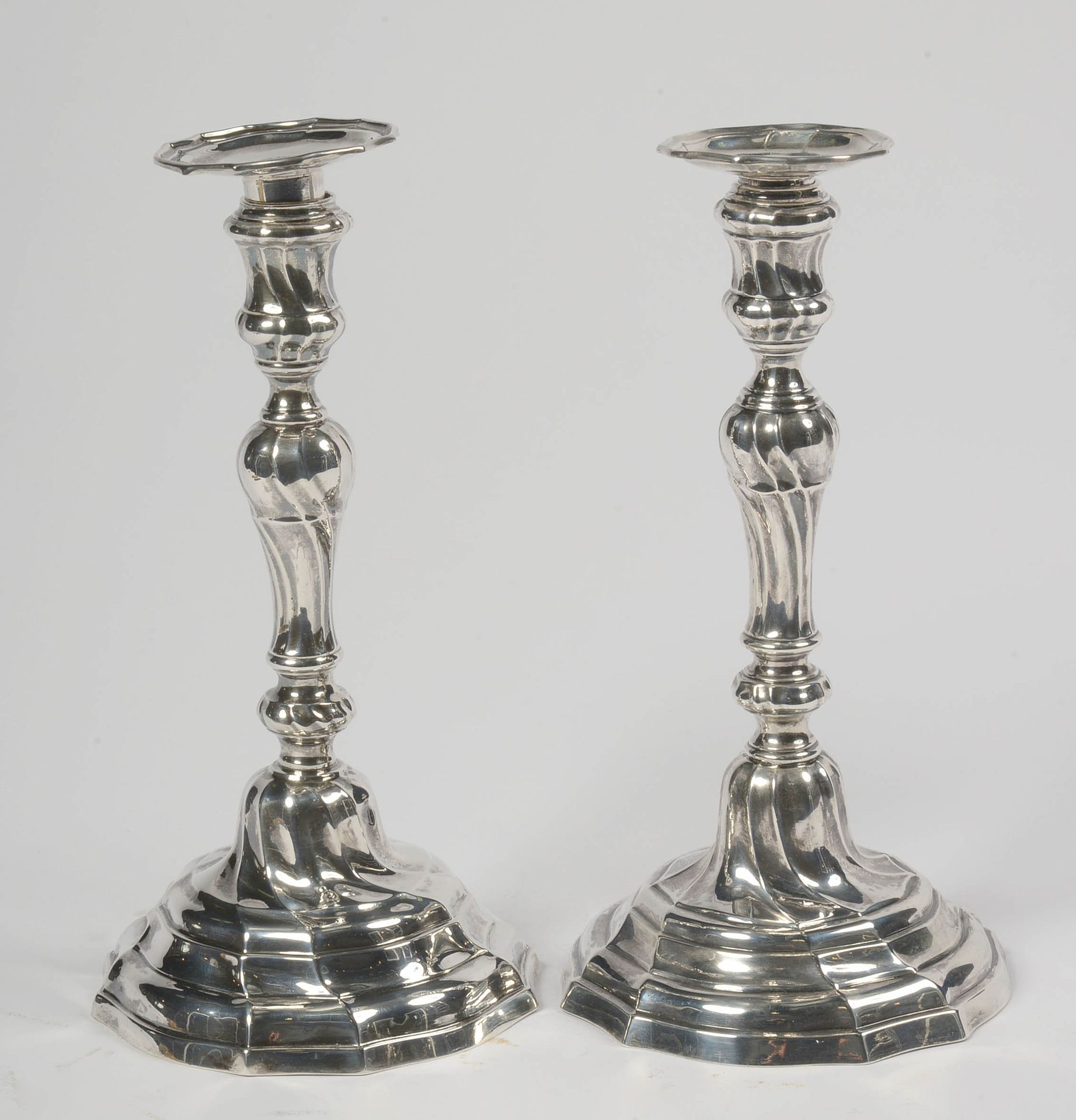 Null Ein falsches Paar gedrehter Louis XV-Fackeln aus Silber mit den Stempeln vo&hellip;