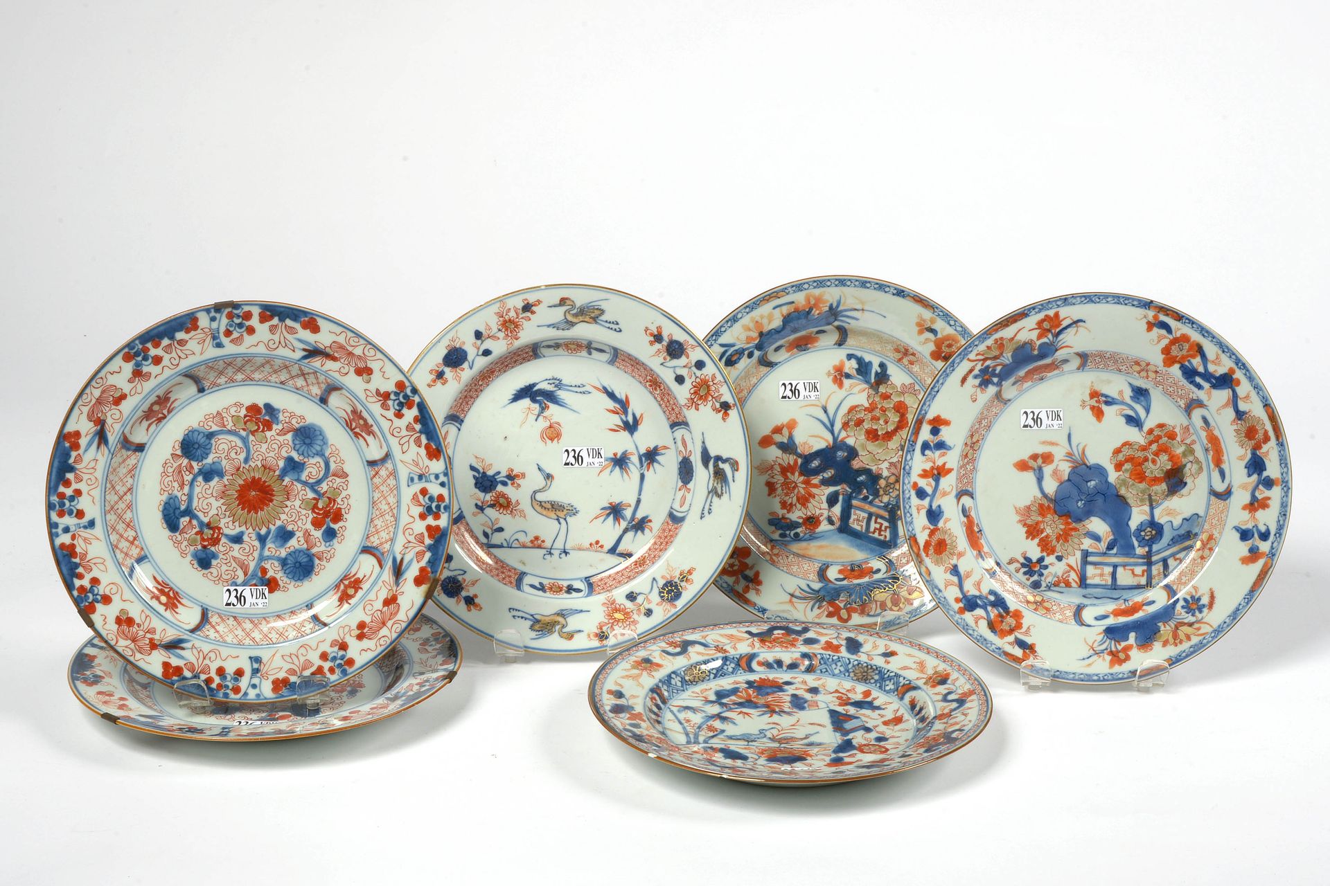Null 一套六个盘子，其中两对是伊万里多色瓷器，有花卉和 "Volatiles "装饰。十八世纪时期。(轻微破损，两个有裂缝)。直径：+/-22厘米。