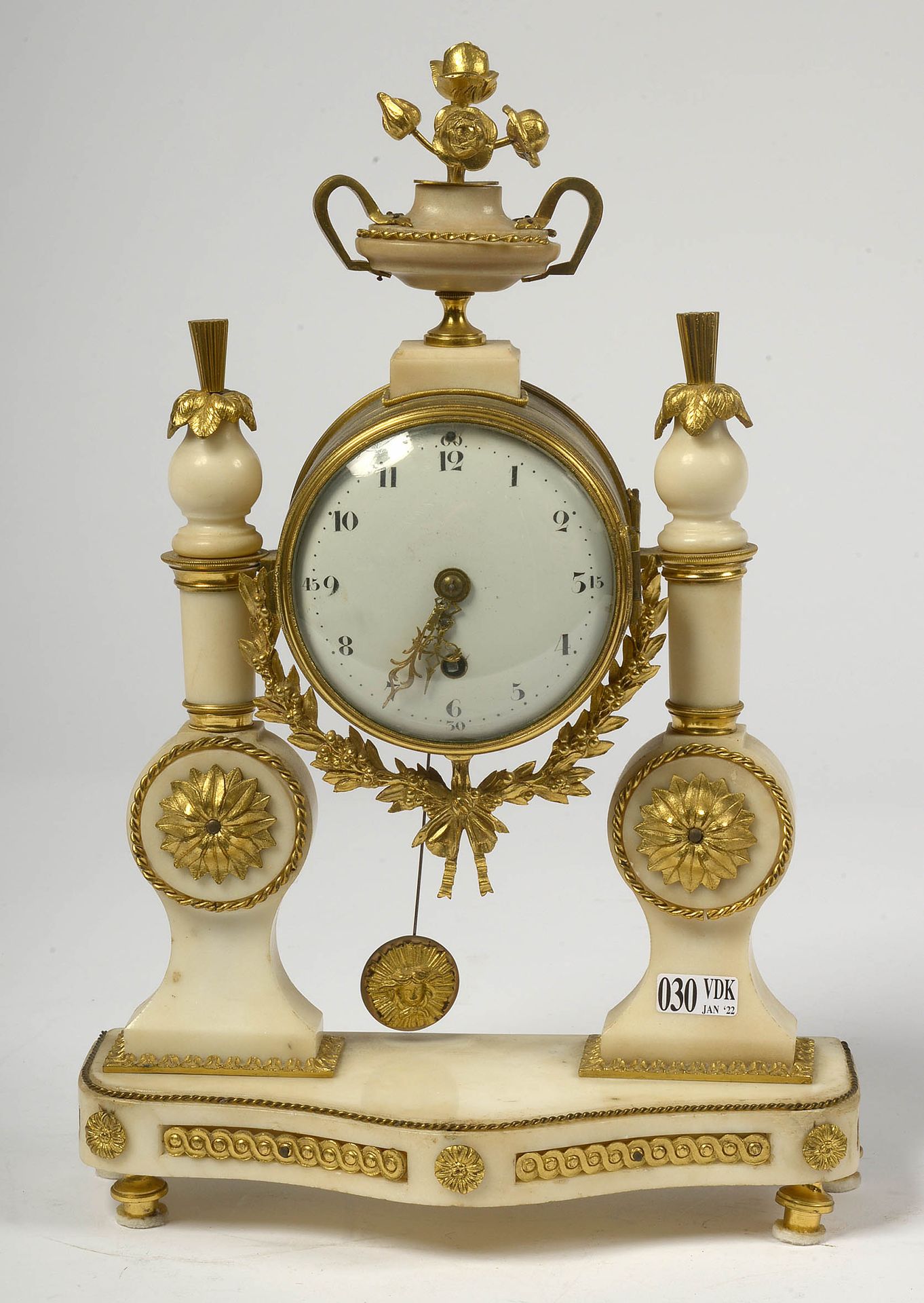 Null 一个白色大理石和鎏金铜的路易十六门廊钟，上面有一个 "花瓶"。电线运动。年代：18世纪末。(大理石上有轻微的**）。高：+/-36厘米。
