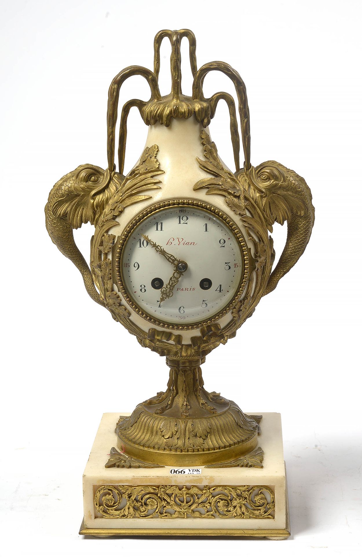 Null 白色大理石和鎏金青铜 "Dauphins "钟。在巴黎的表盘上有H.Vian的签名。刀片移动。法国的工作。年代：19世纪。(大理石上的碎片）。高：+/&hellip;