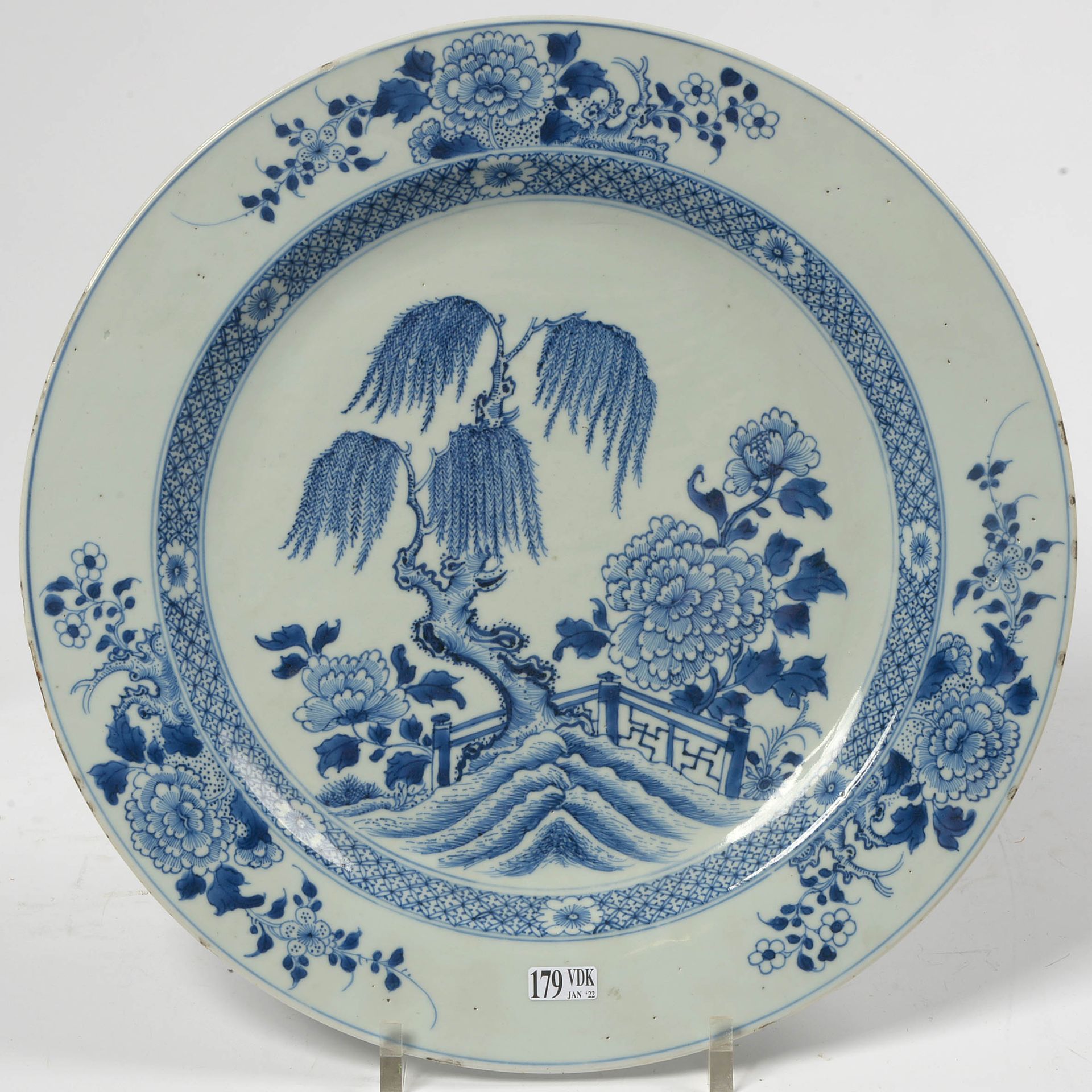 Null 中国青花大圆盘，翅上饰有 "垂柳 "花纹。年代：18世纪。(薯片和小薯片）。直径：+/-38.5厘米。