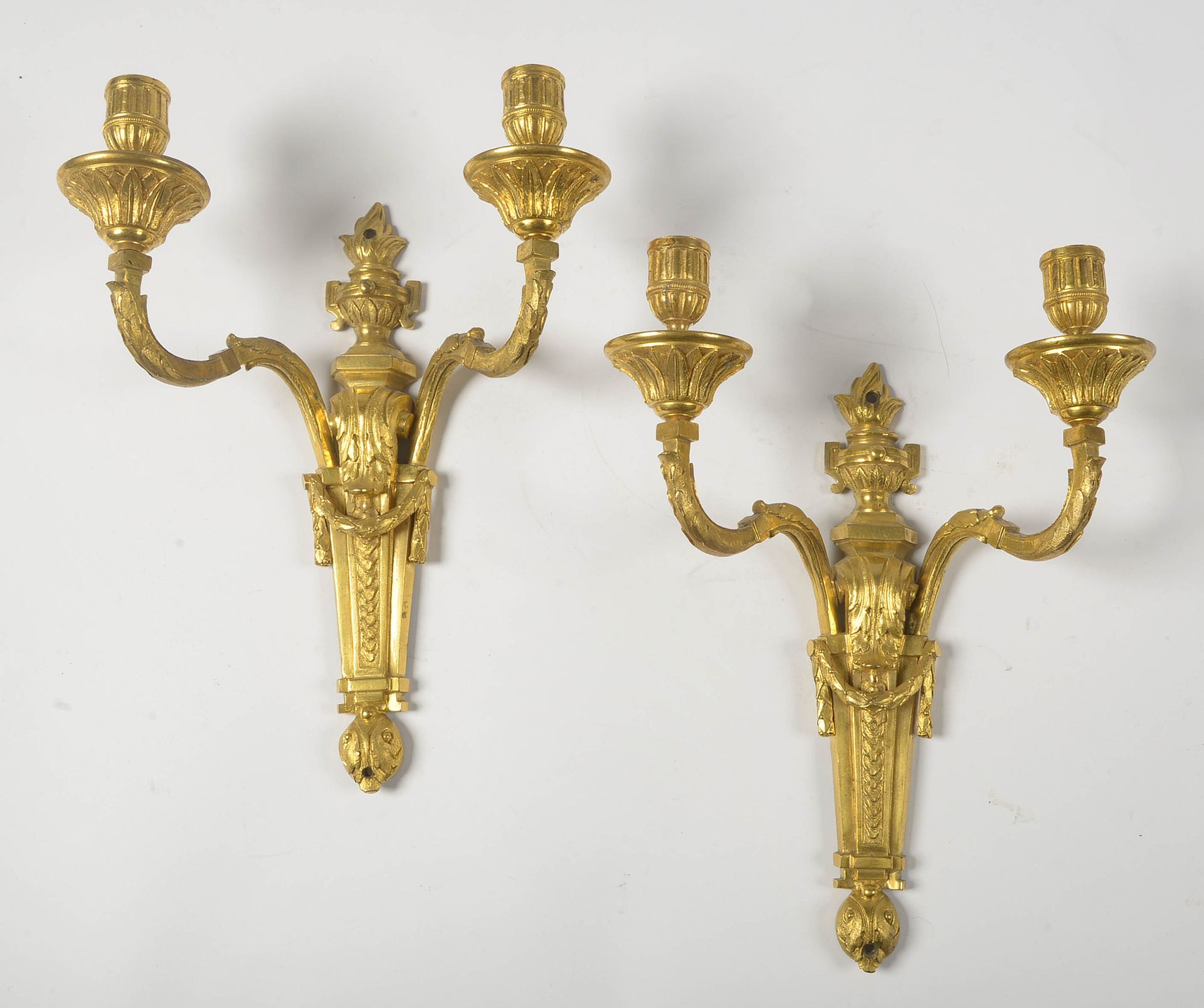 Null Ein Paar Wandleuchten Louis XVI aus vergoldeter Bronze mit zwei Lichtarmen.&hellip;