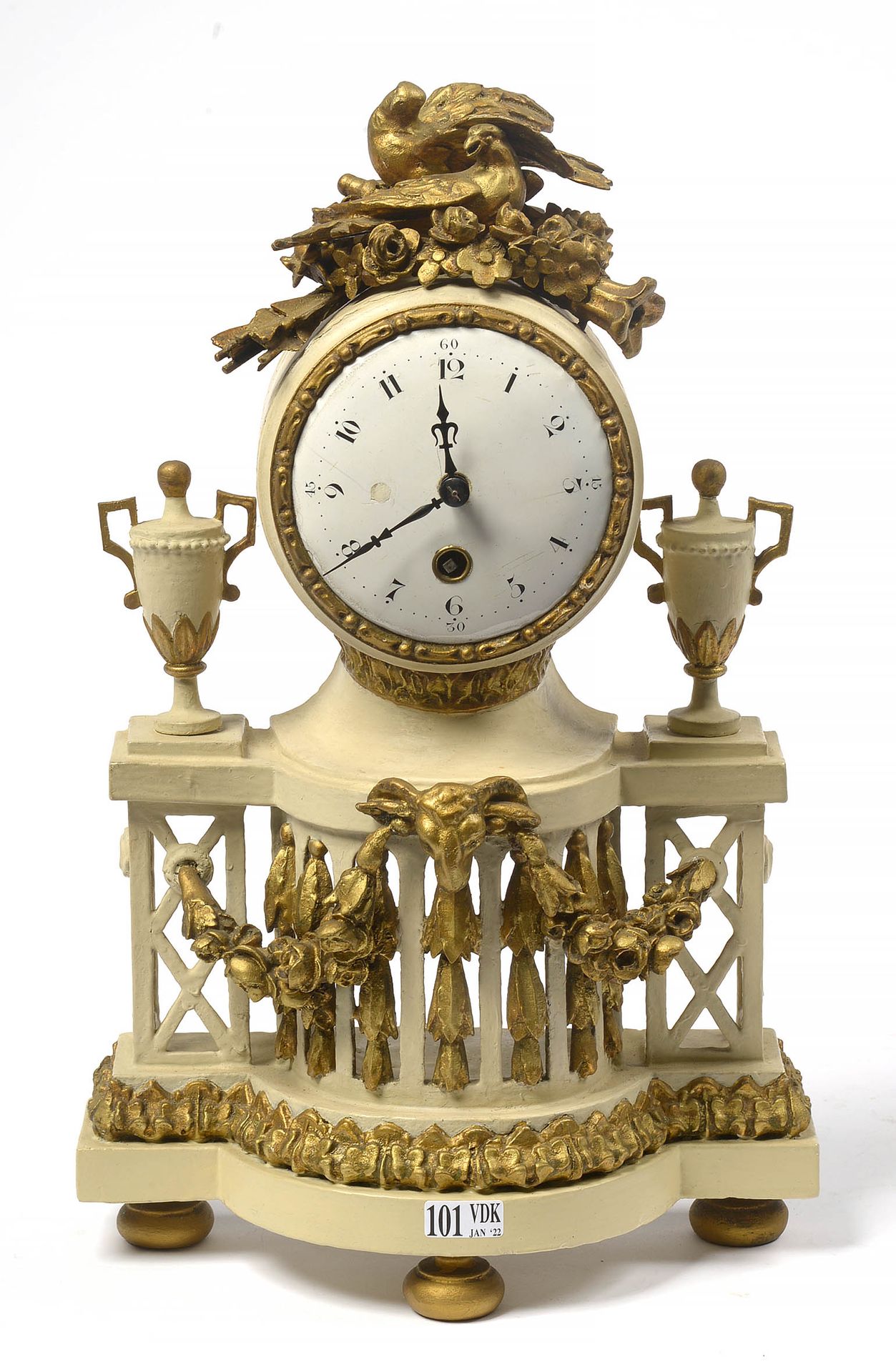 Null 一个路易十六时期的木雕时钟，带有白色和金色的光泽，上面有一对 "鸽子夫妇"。电线运动。年代：18世纪。(小*)。H.:+/-38,5