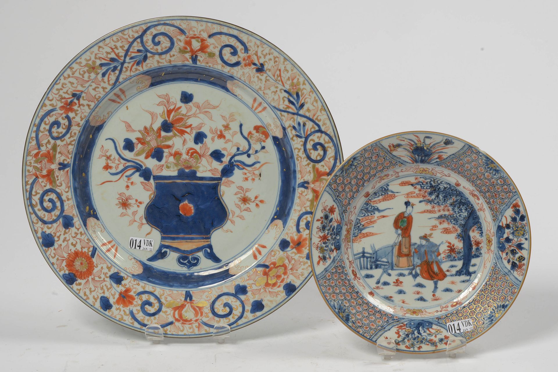 Null 一套两件中国伊万里瓷器，包括：一个饰有 "汉字 "的盘子和一个饰有 "花瓶 "的碟子。年代：18世纪。(盘子上的一个芯片)。直径：+/-22厘米和32&hellip;