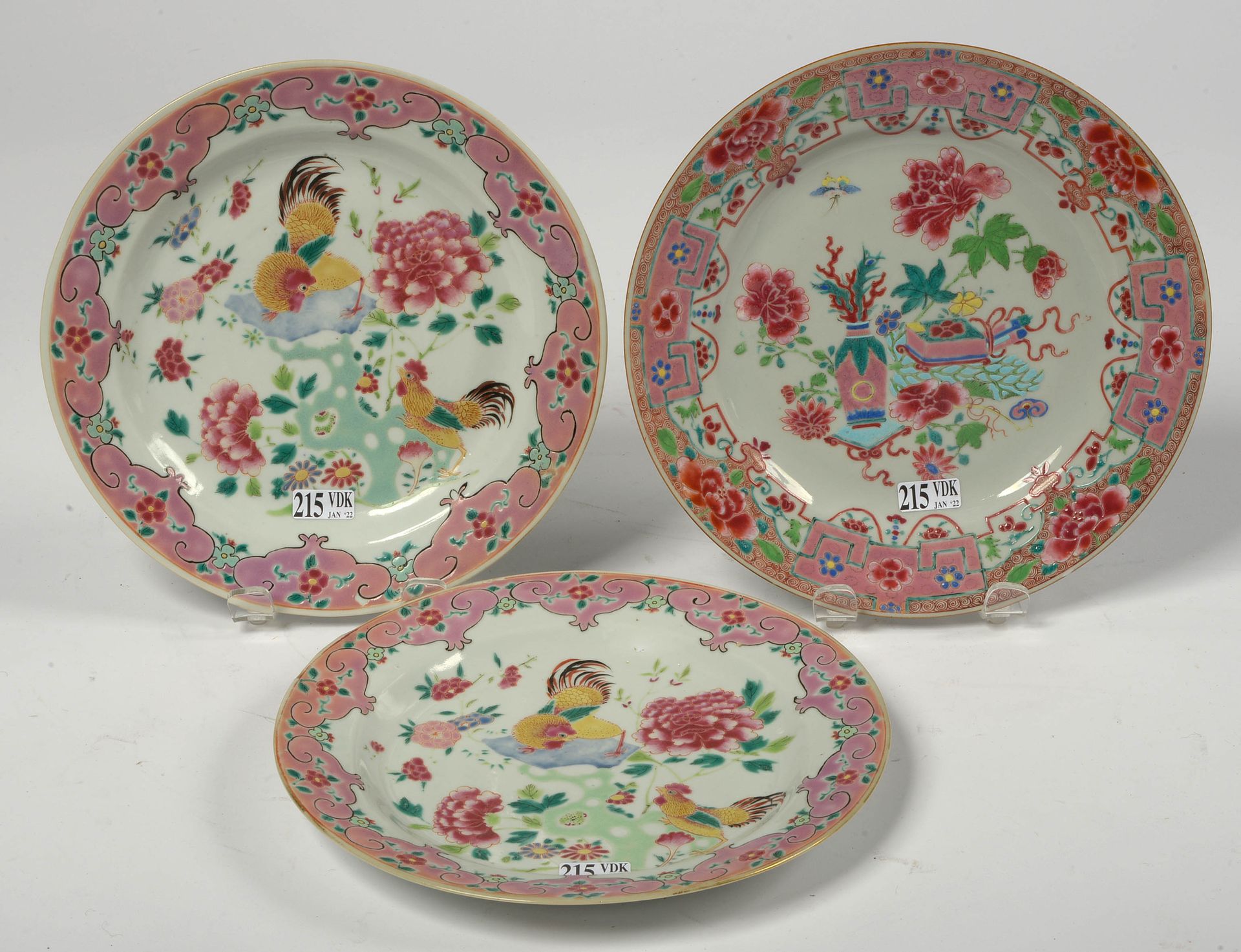 Null 一套三件被称为 "Famille rose "的中国多色瓷盘包括：一件饰有 "物体"，一对饰有 "公鸡"。年代：18世纪，乾隆时期。直径：+/- 22&hellip;